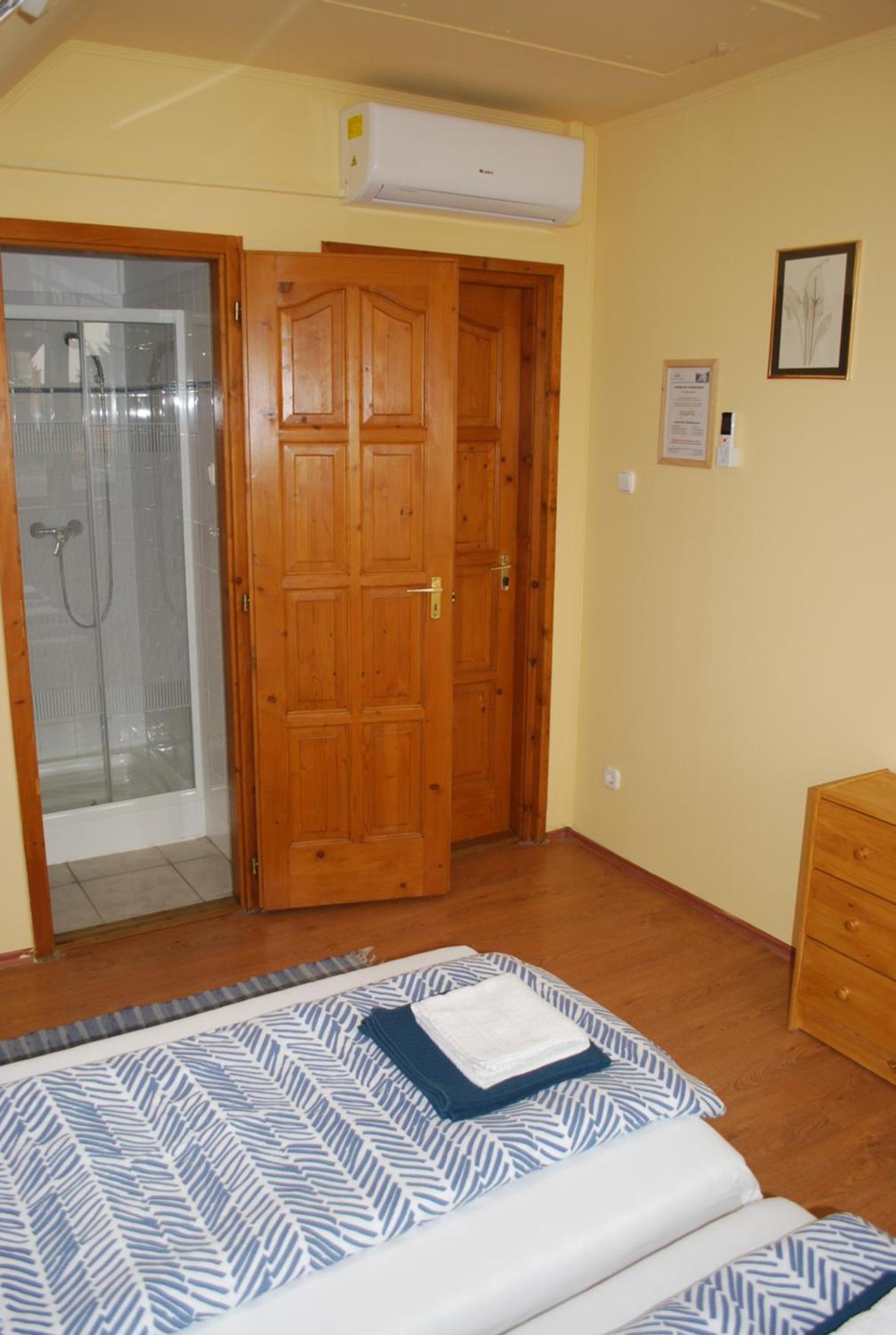 Twin Room with Private Bathroom photo 2