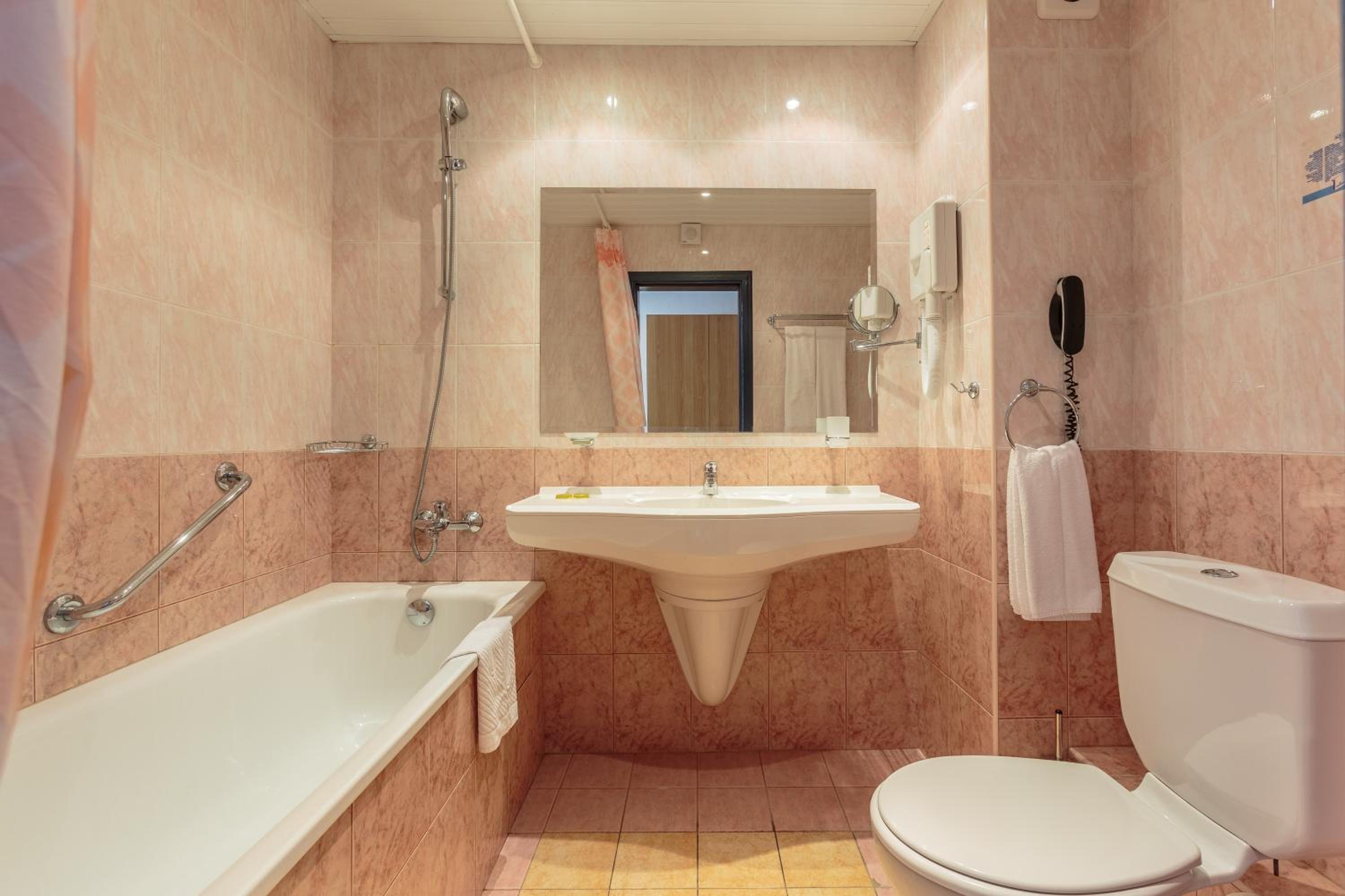 Double or Twin Room - Photo 5