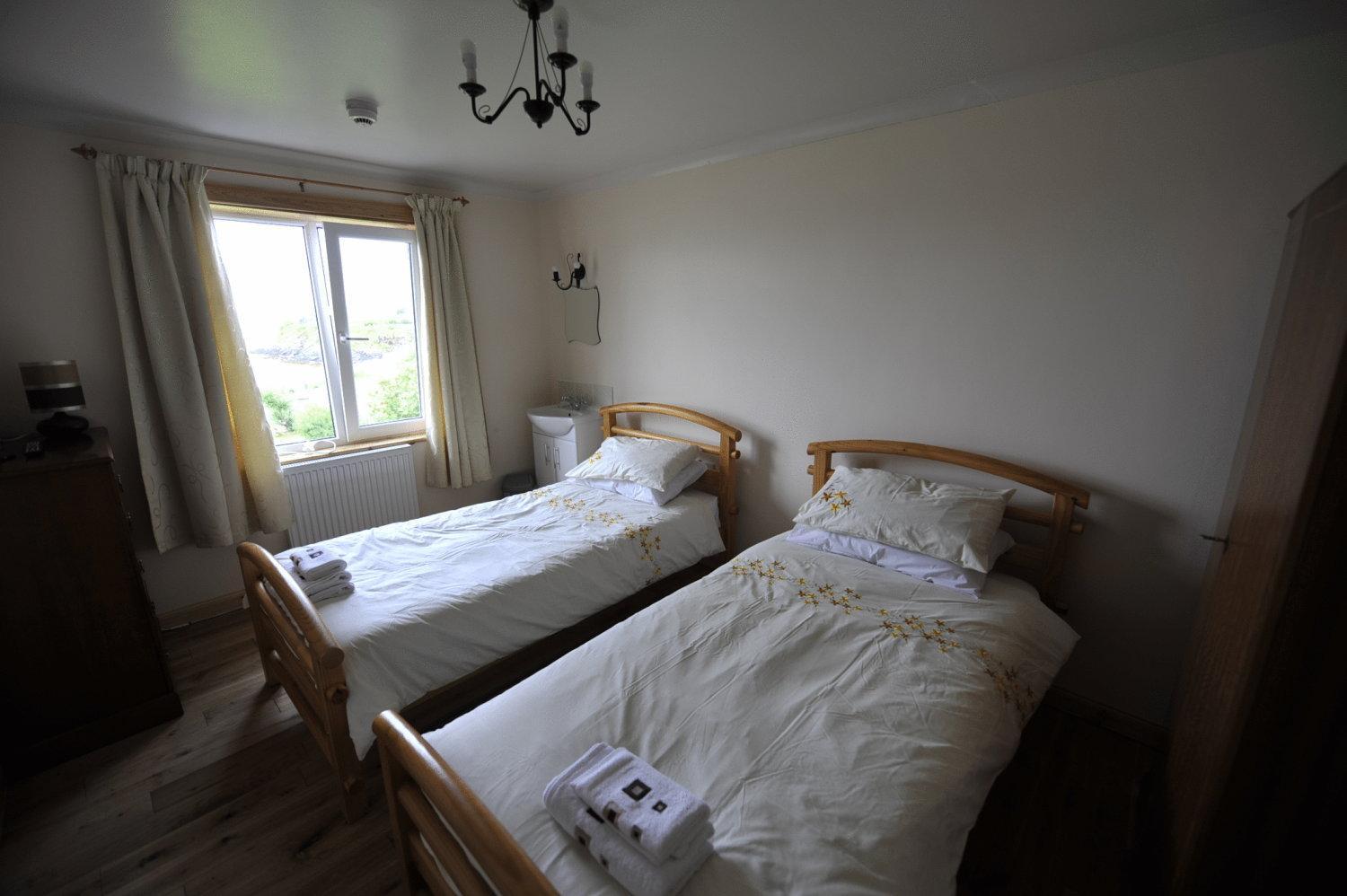 Twin Room with Sea View - Shared Bathroom photo 2
