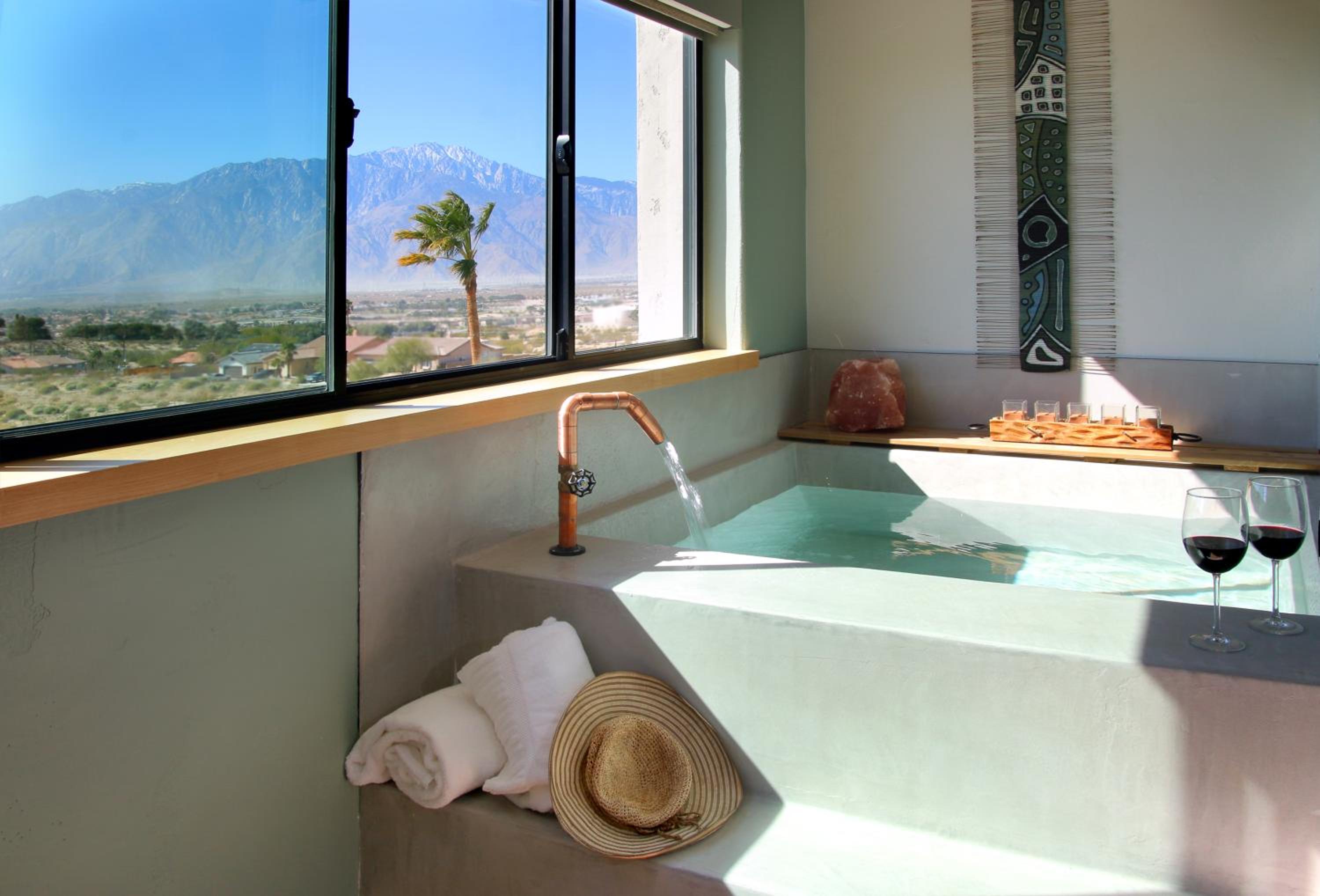Spa Suite, Mountain View, 2nd Flr King - Photo 4