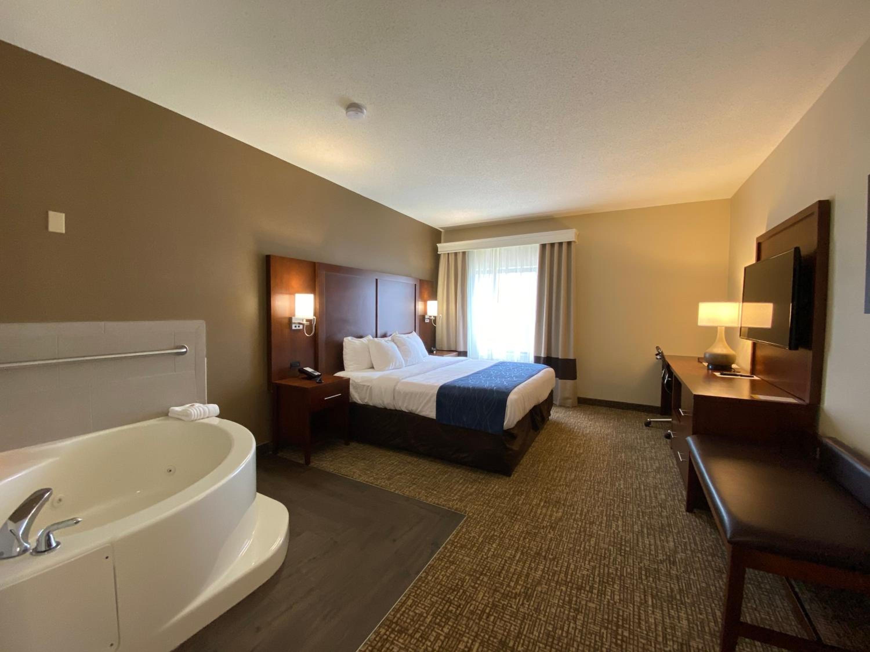 King Suite with Sofa Bed - Non Smoking - Photo 2