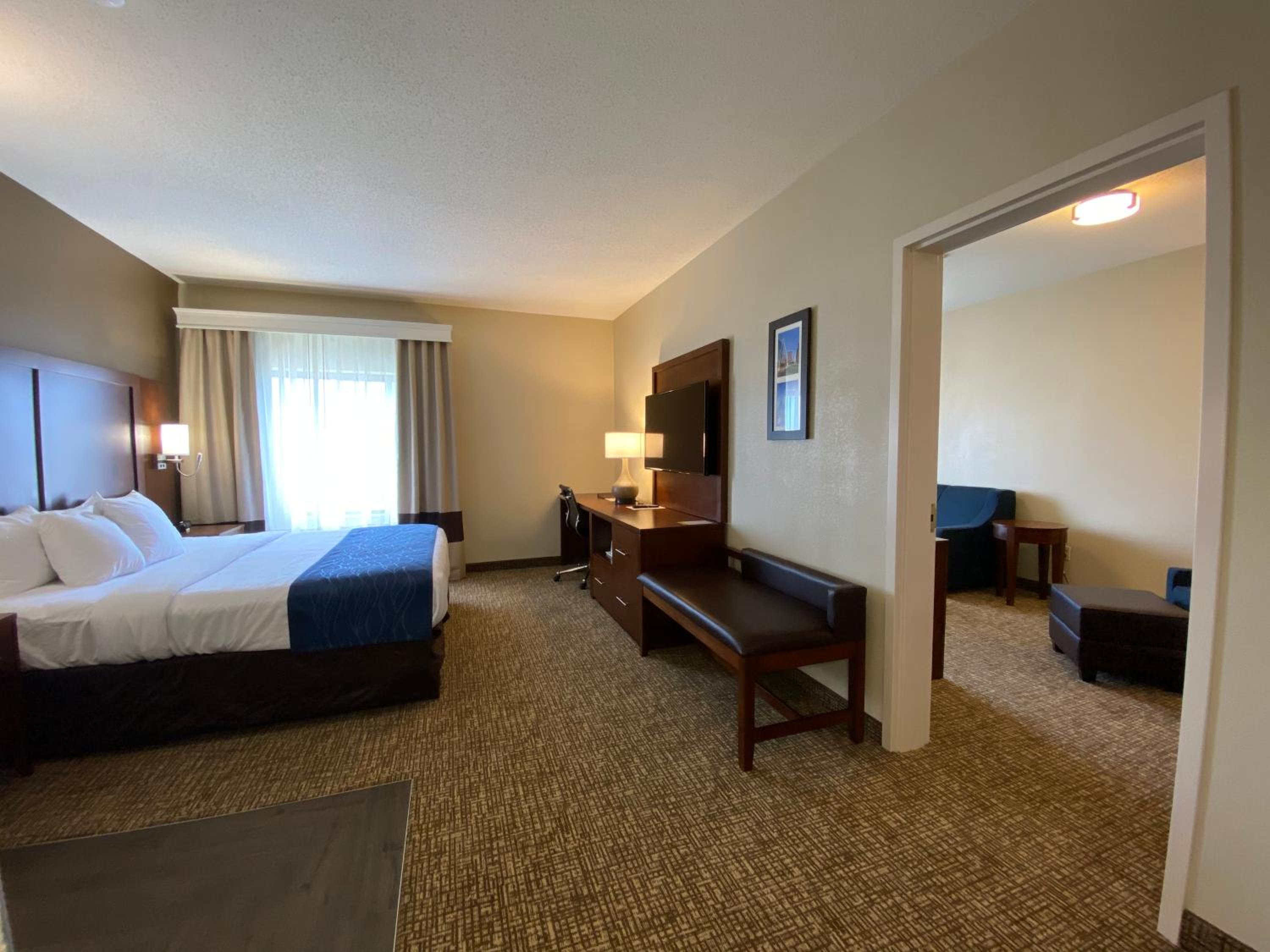 King Suite with Sofa Bed - Non Smoking - Photo 3