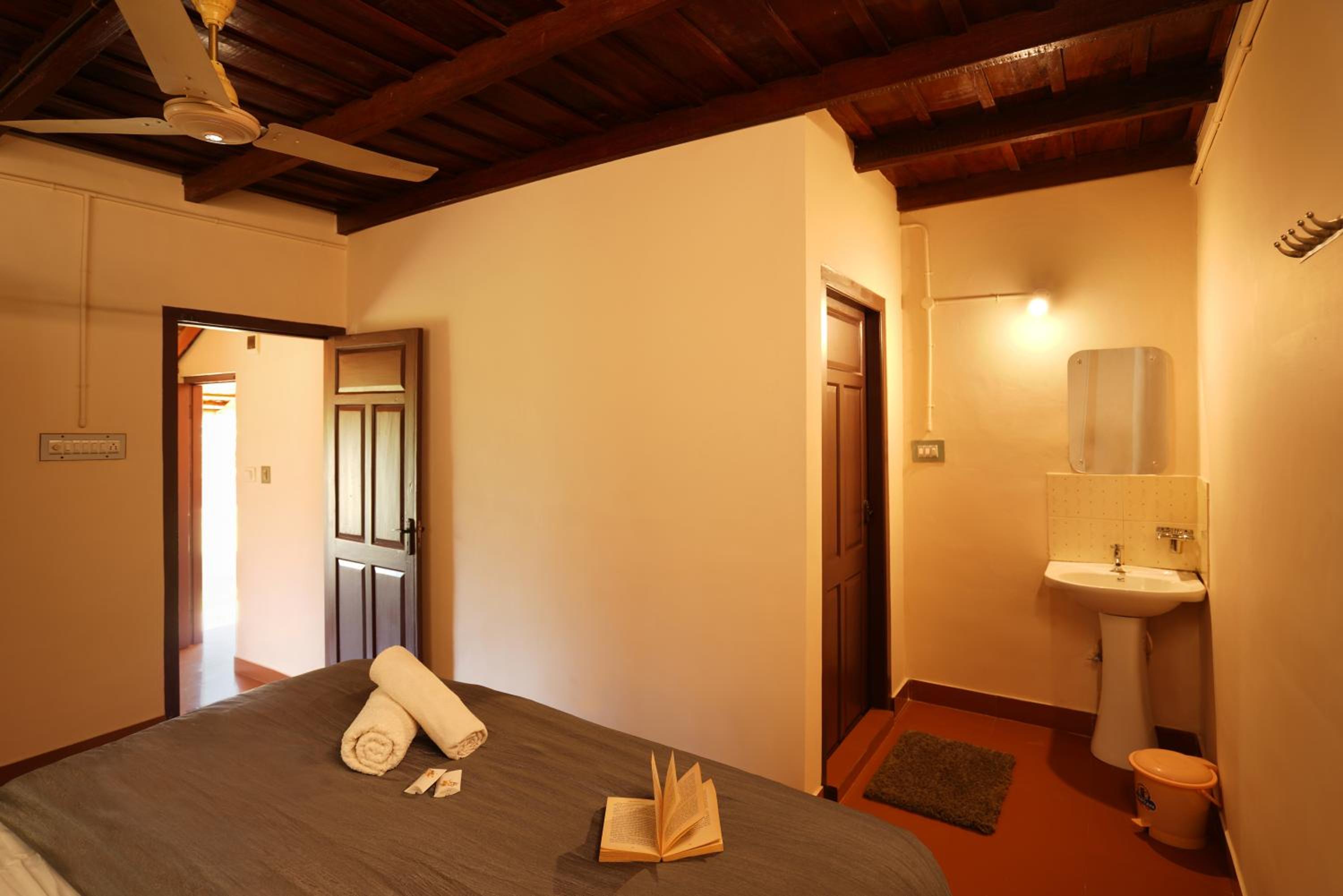 Double Room with Balcony - Photo 2