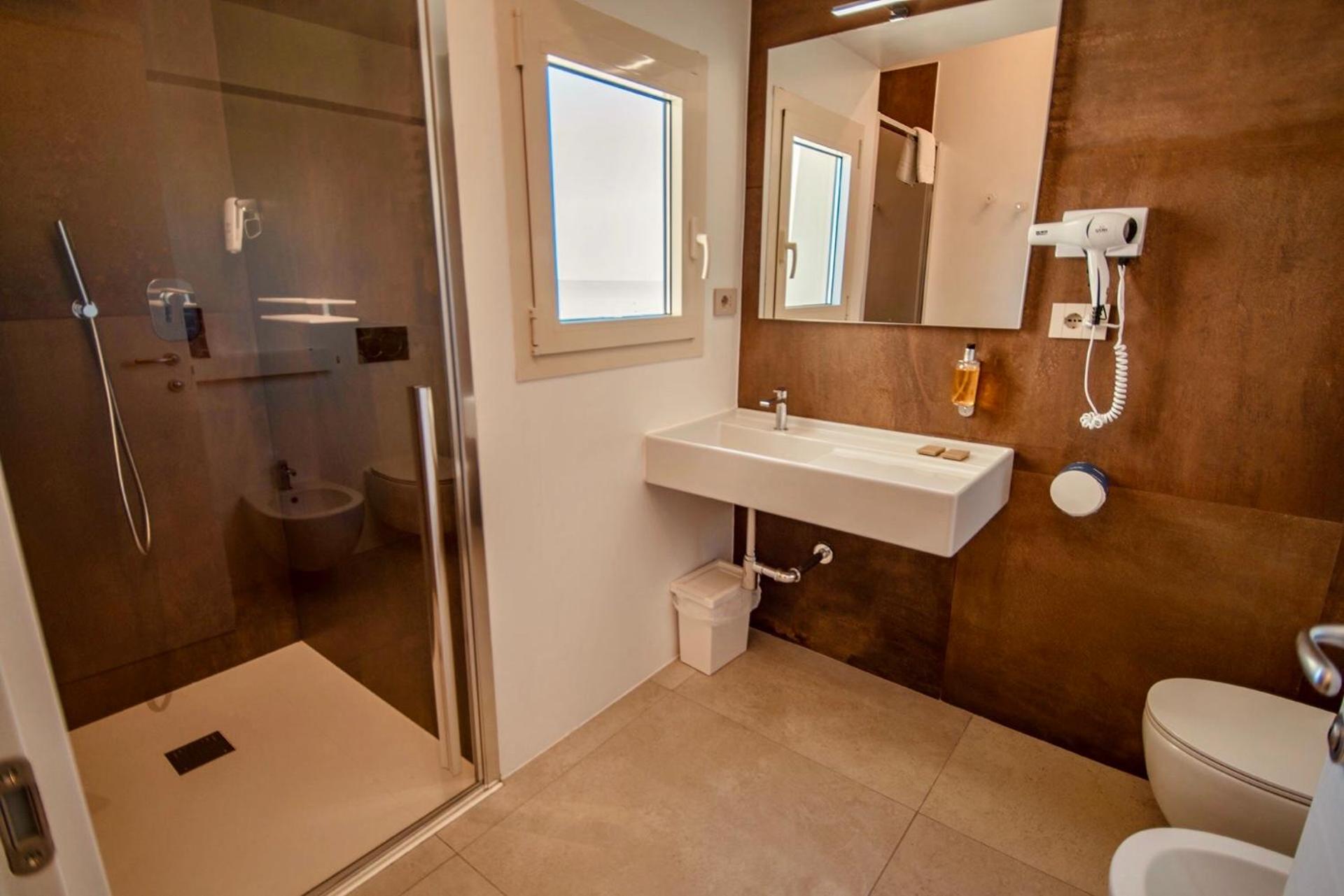 Superior King Room - Photo 8