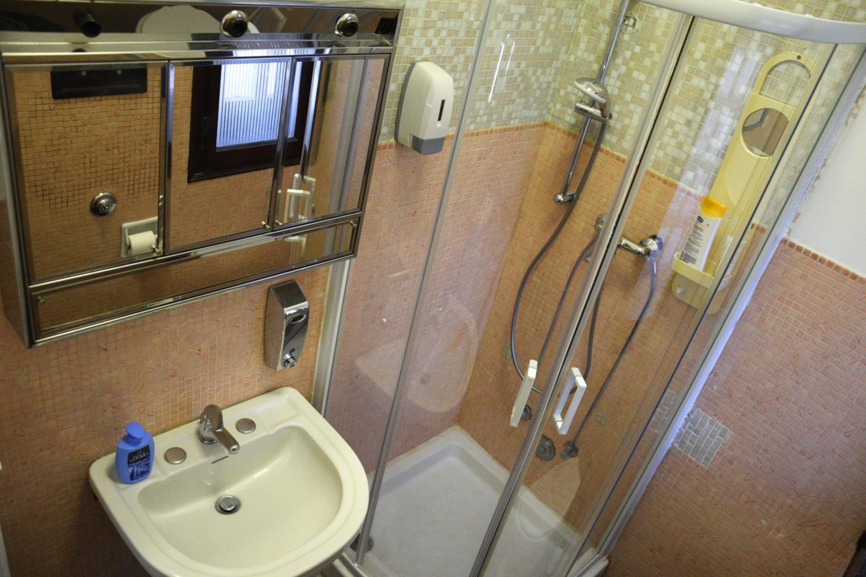 Family Room with Private Bathroom photo 2
