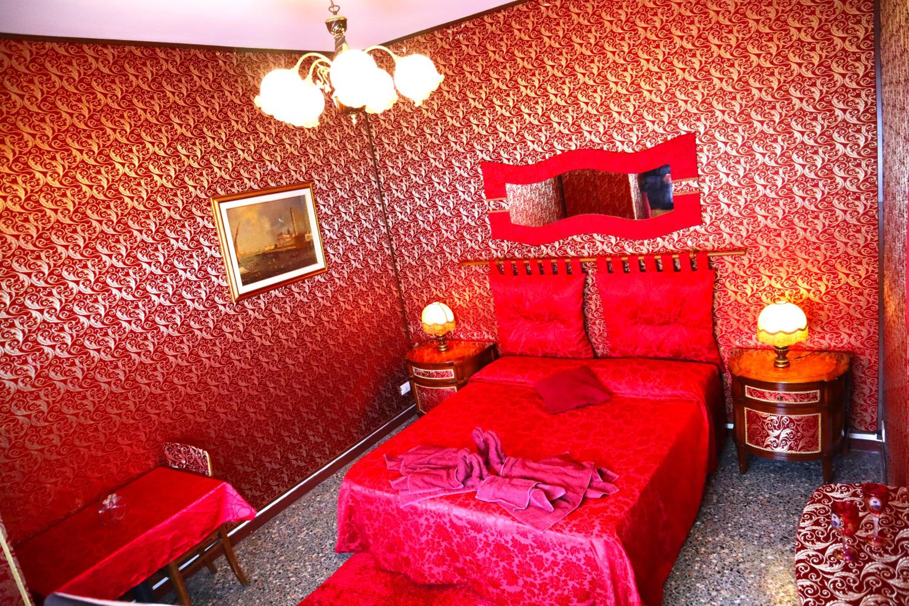 Double Room with Shared Bathroom photo 2