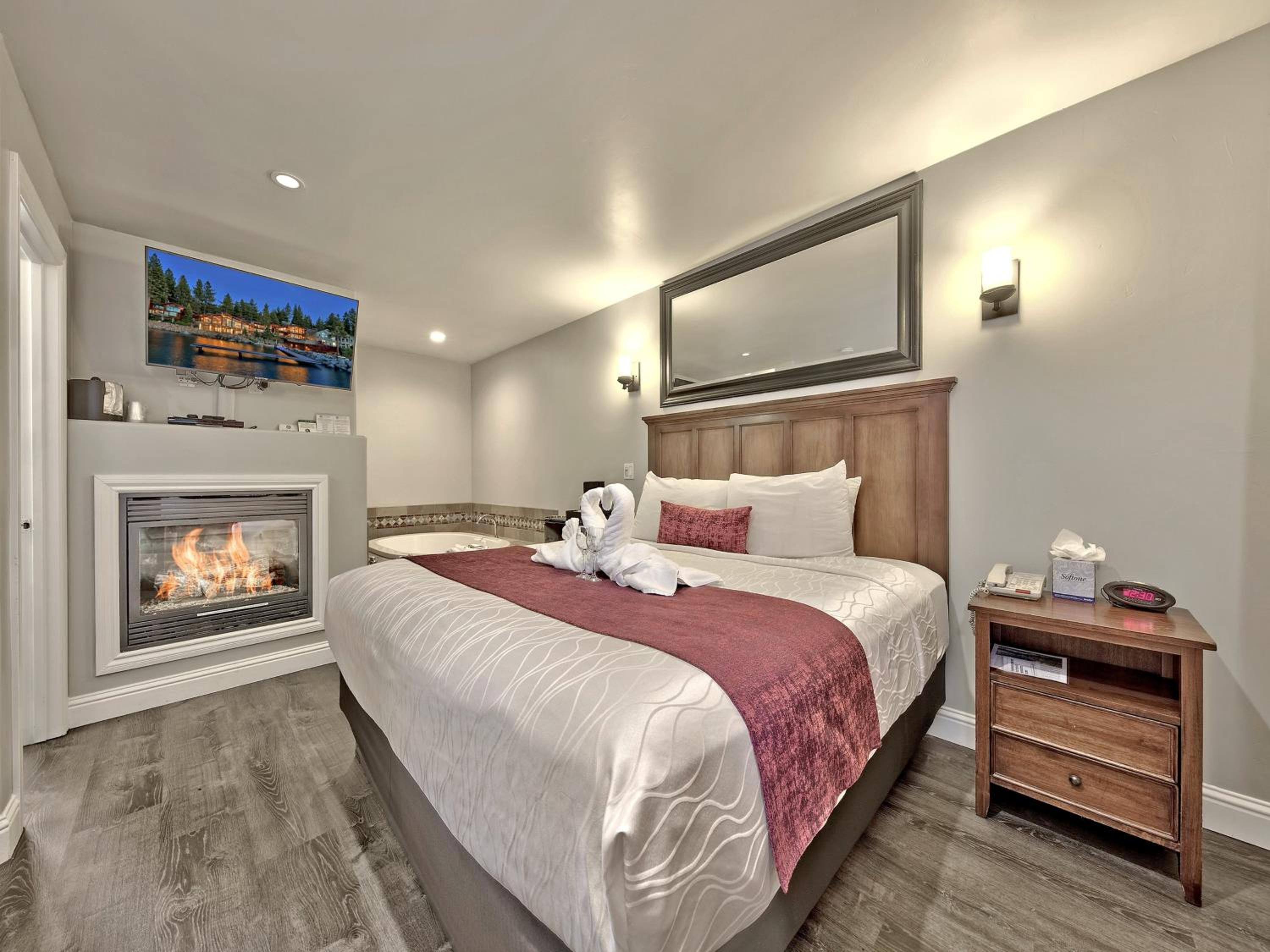 Deluxe King Room with Spa Bath - Photo 1