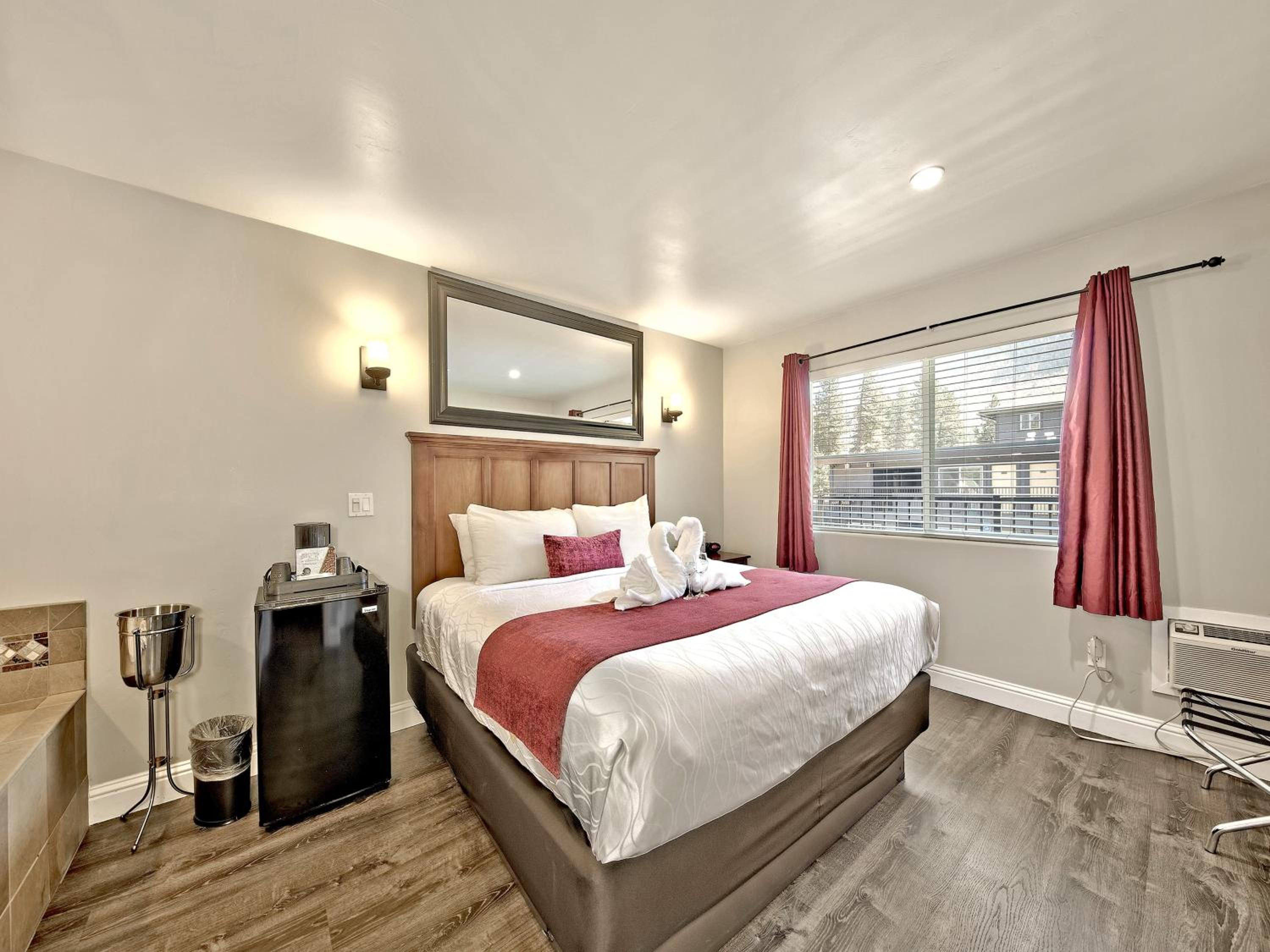 Deluxe King Room with Spa Bath - Photo 2