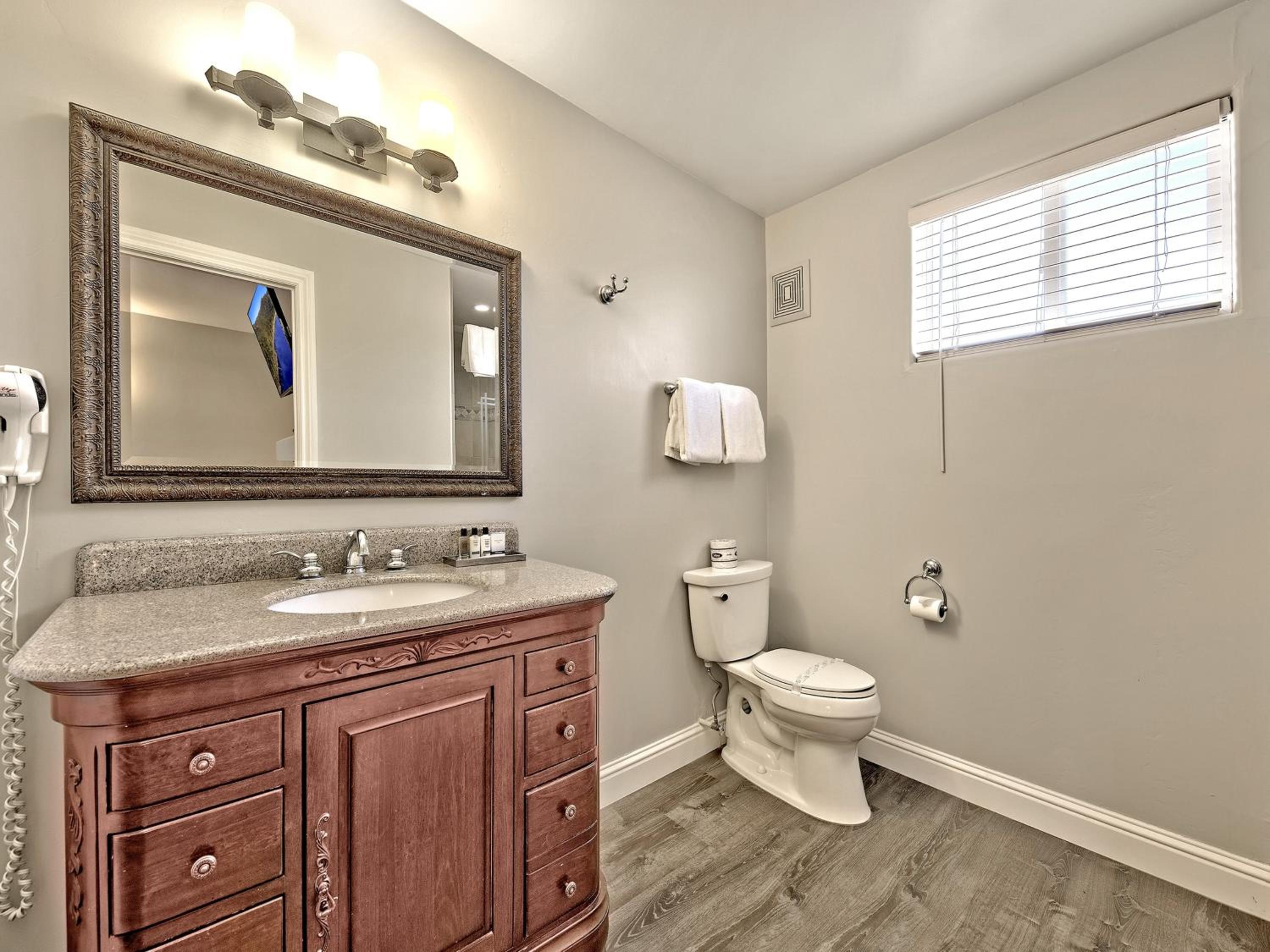 Deluxe King Room with Spa Bath - Photo 3