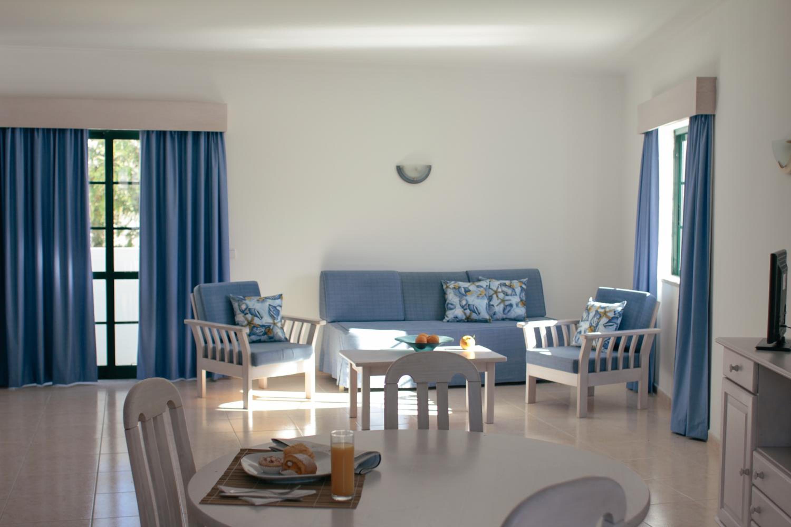 One-Bedroom Apartment with Pool View photo 3
