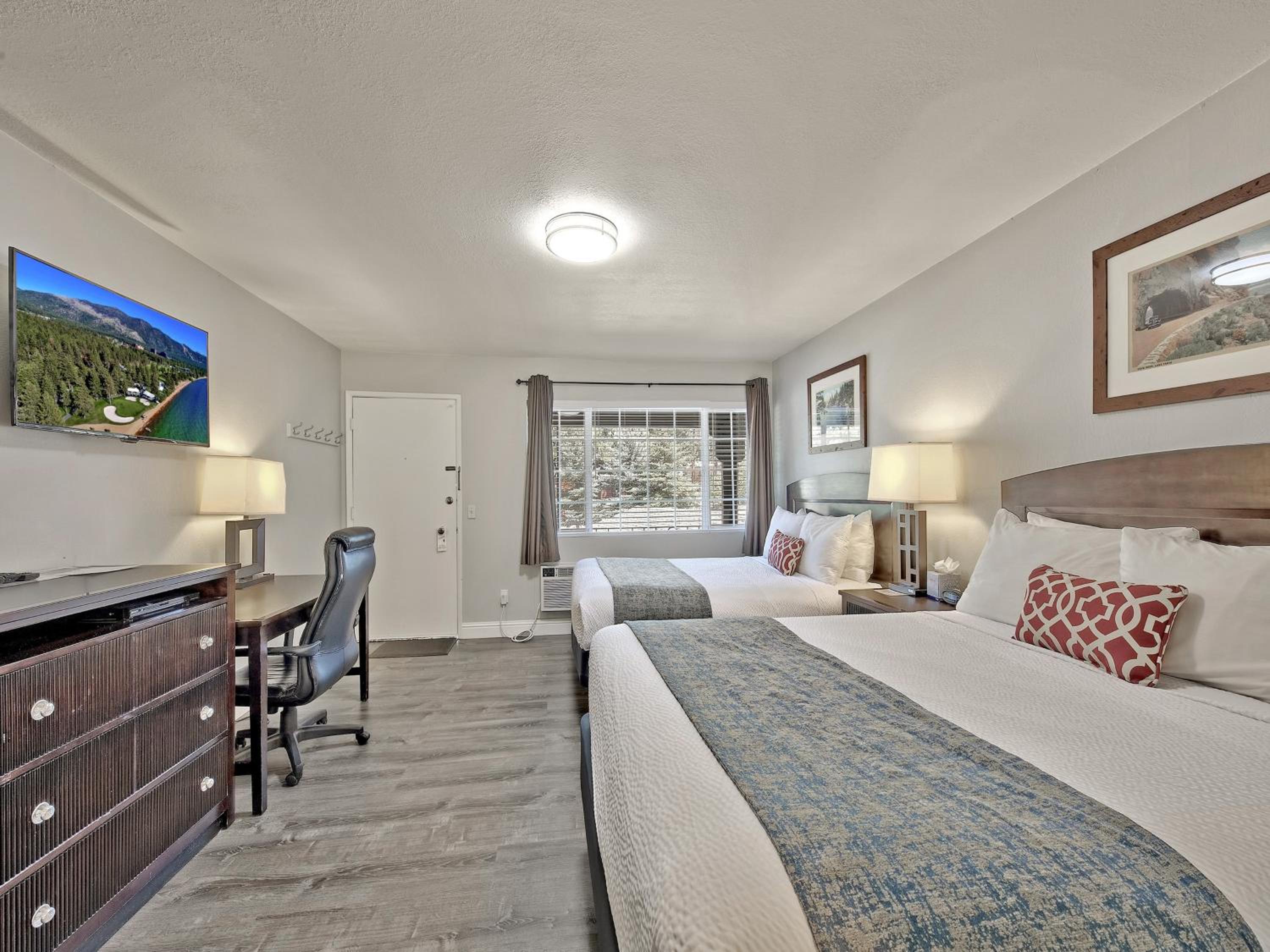 Queen Suite with Two Queen Beds - Photo 4