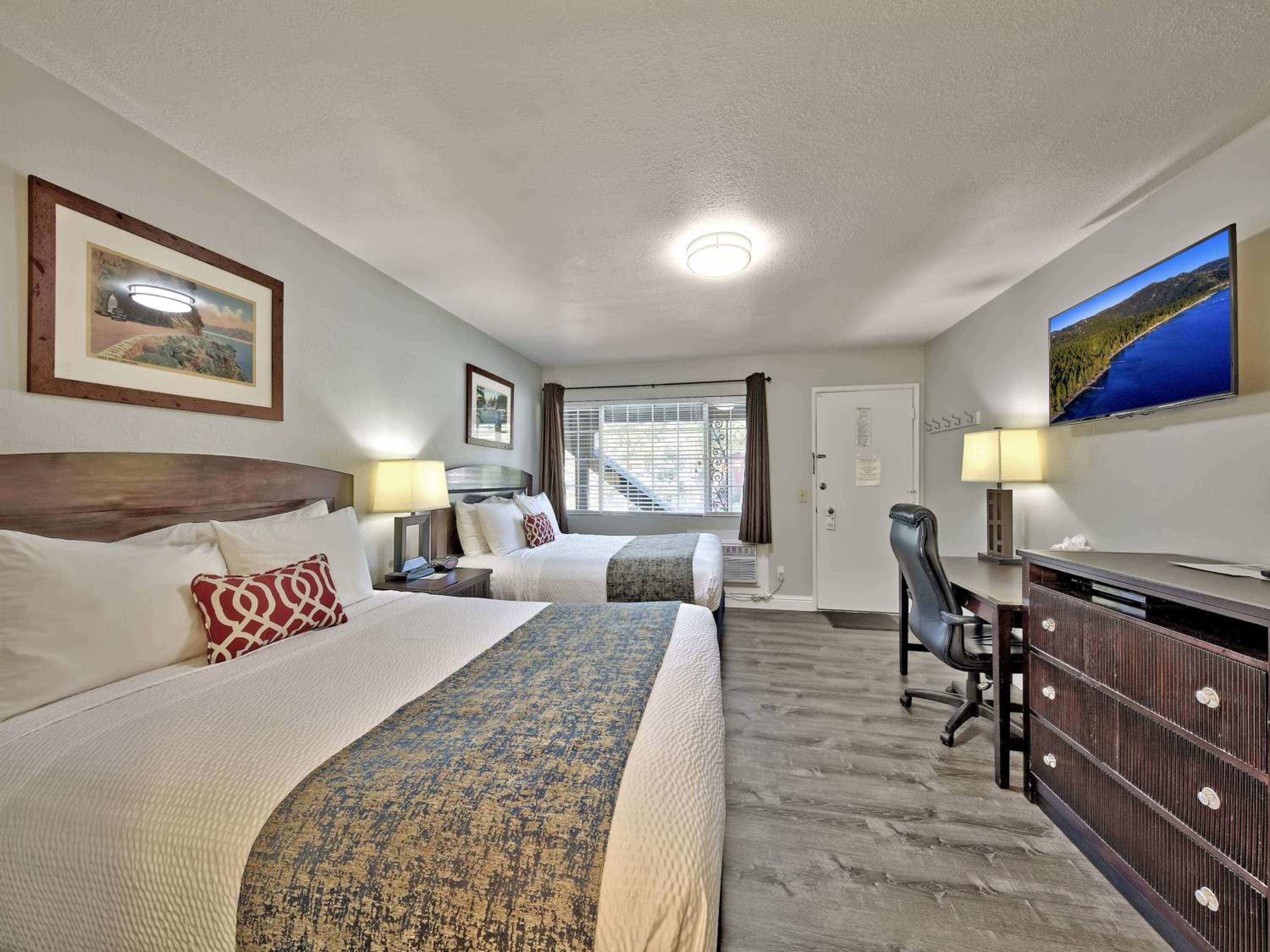Queen Suite with Two Queen Beds - Photo 3