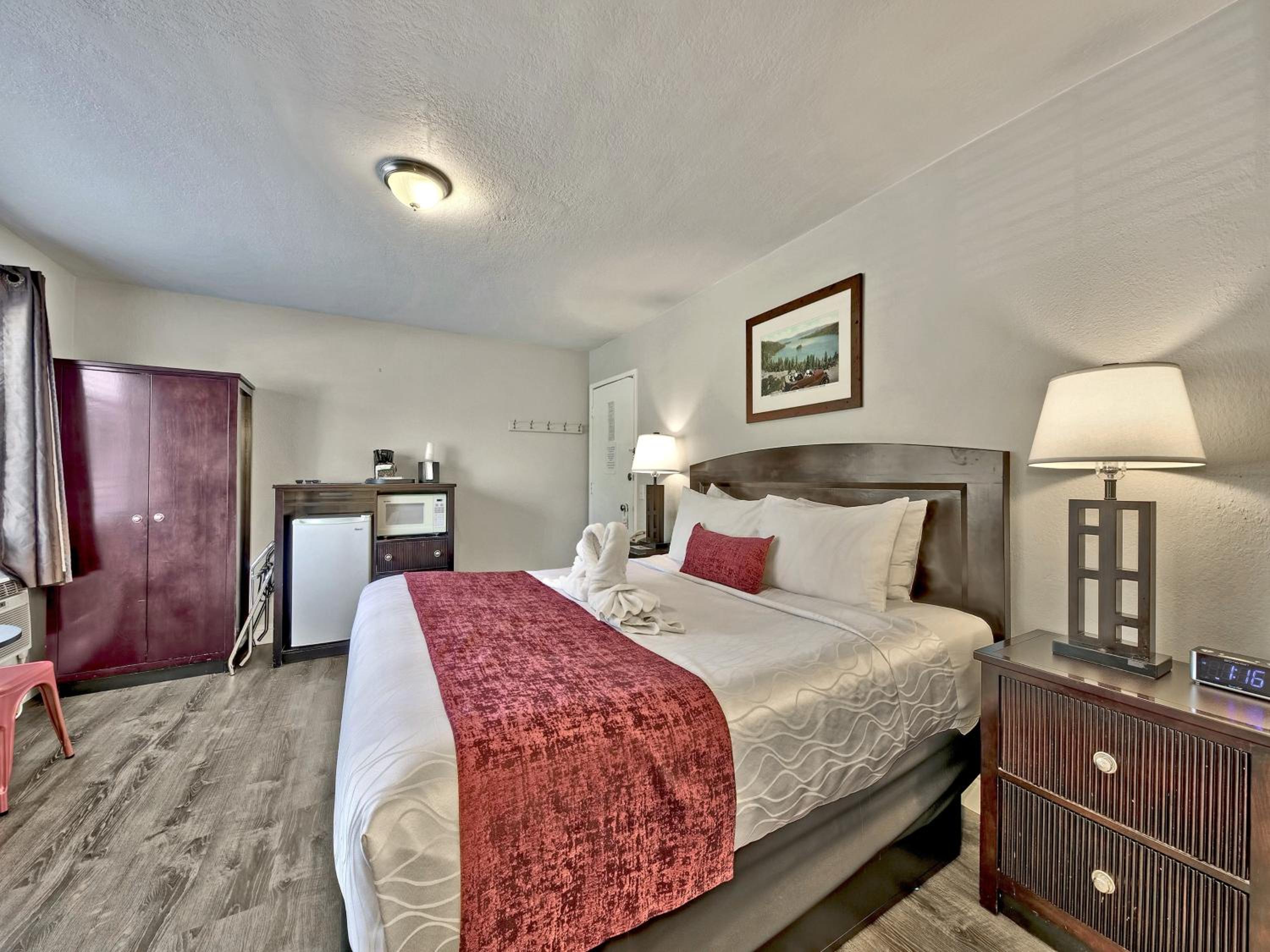 Deluxe King Suite with Spa Bath - Photo 1