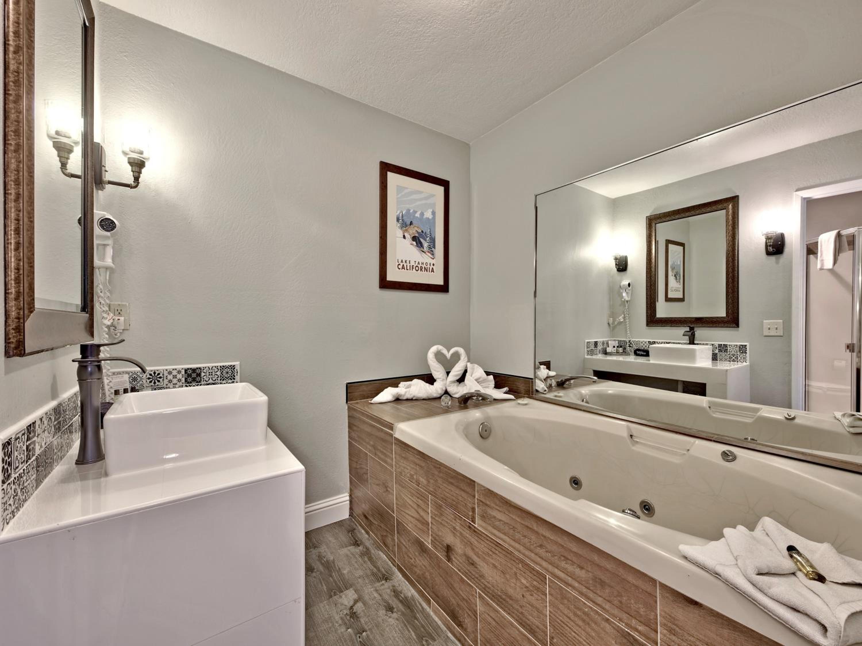 Deluxe King Suite with Spa Bath - Photo 4