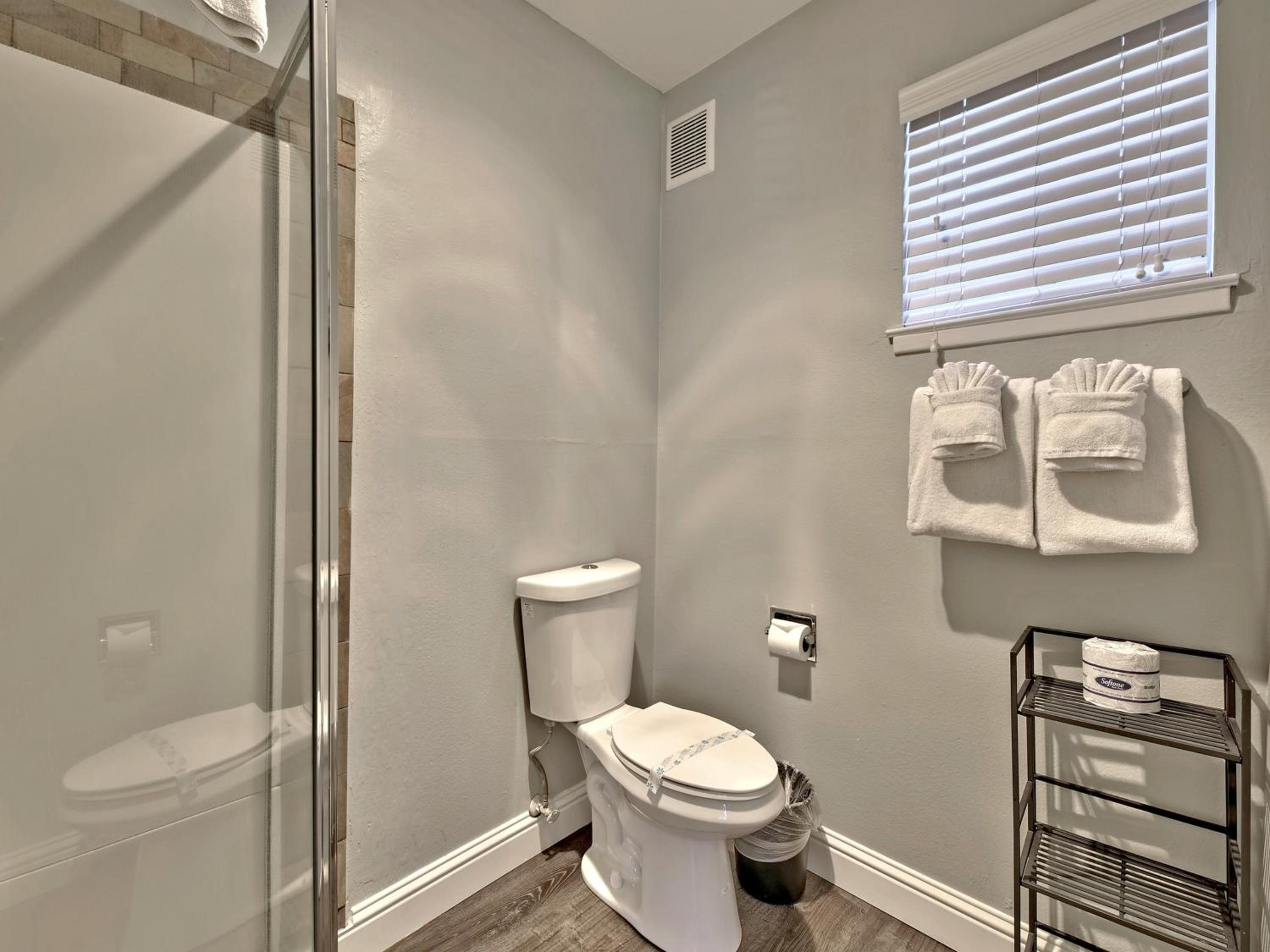 Deluxe King Suite with Spa Bath - Photo 2
