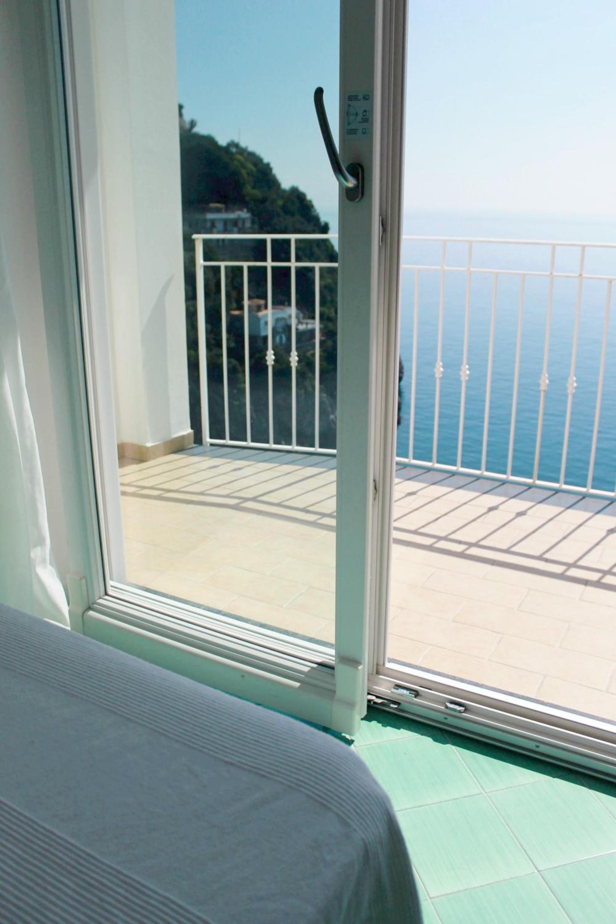 One-Bedroom Apartment with Sea View - Photo 4