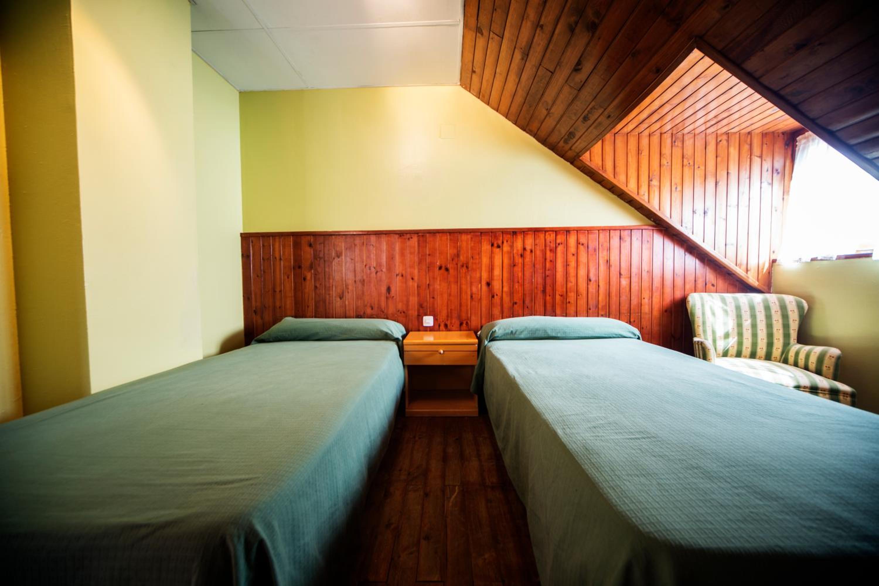 Economy Twin Room - Photo 3