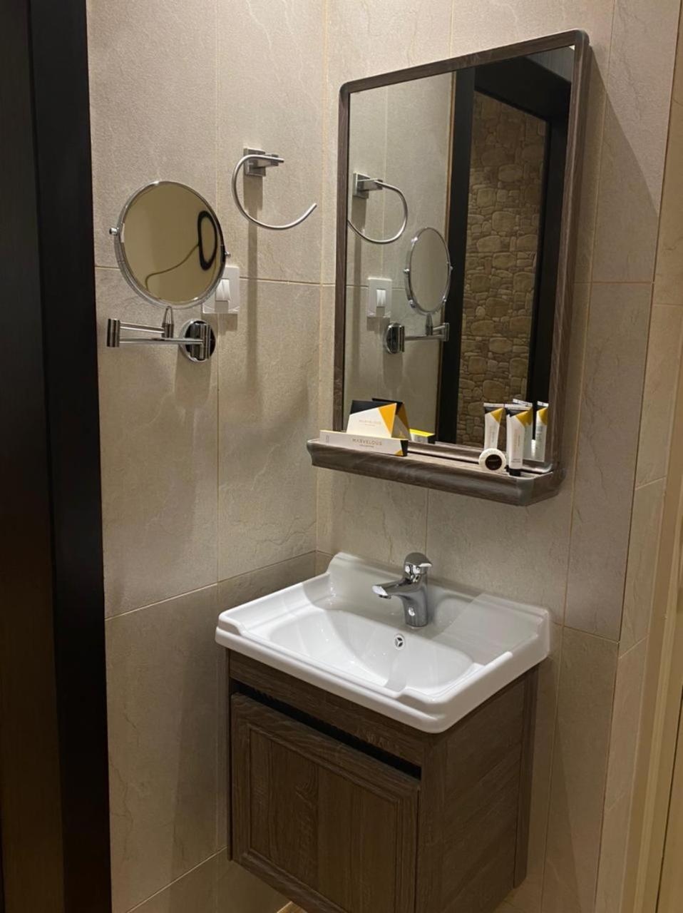 Deluxe Queen Suite - Photo 6