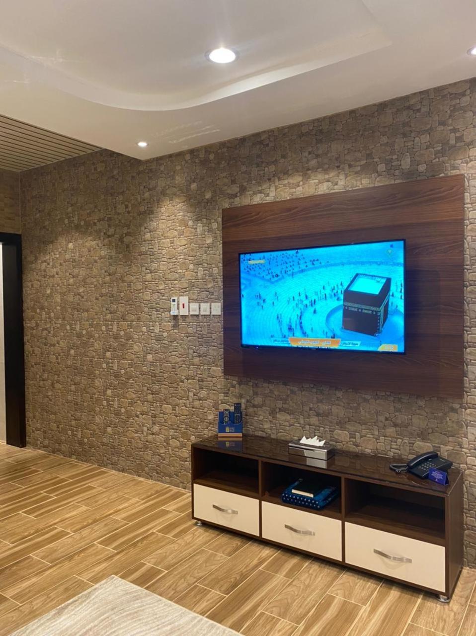 Deluxe Queen Suite - Photo 7