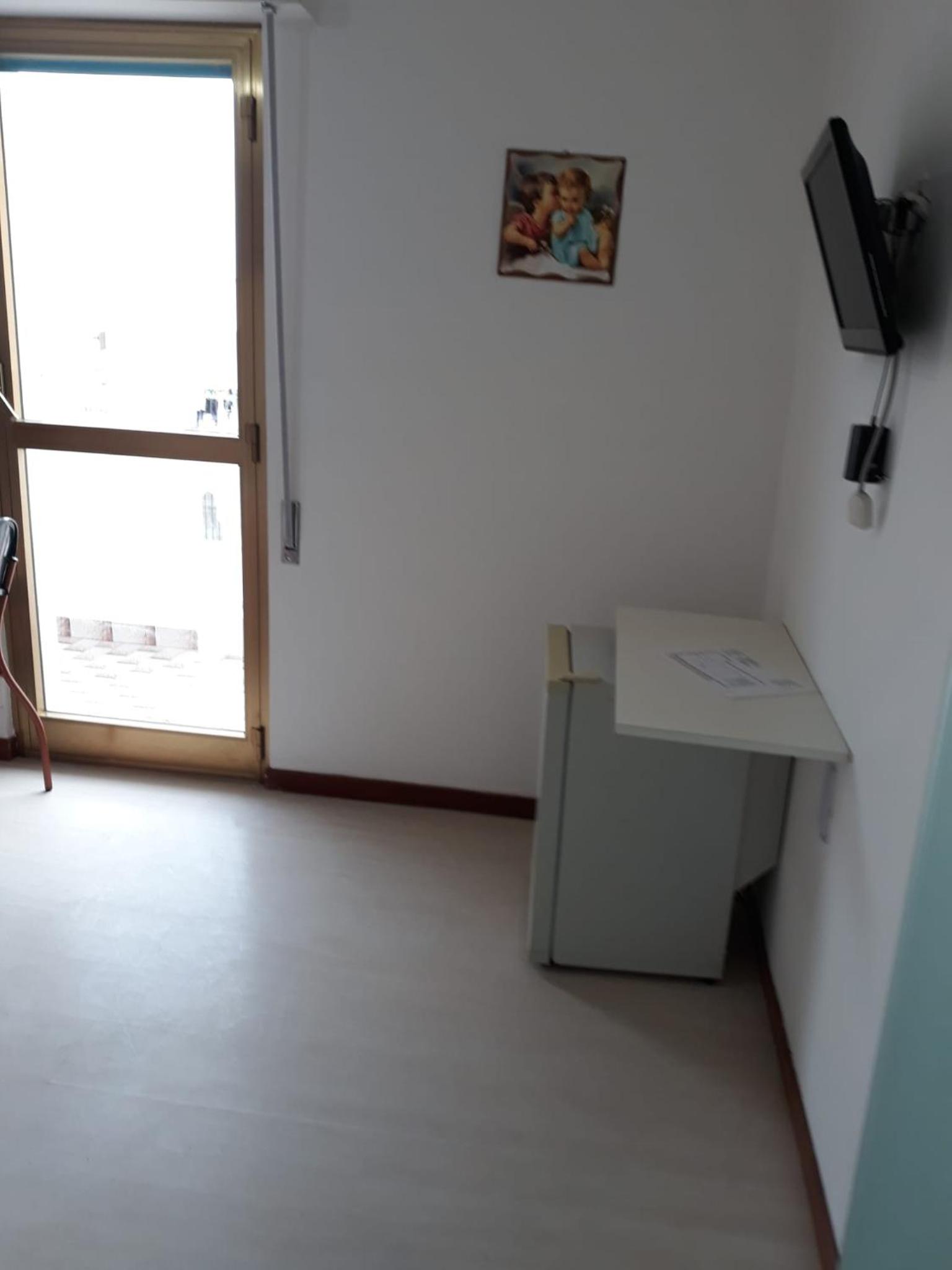 Double Room with Private Bathroom - Photo 2
