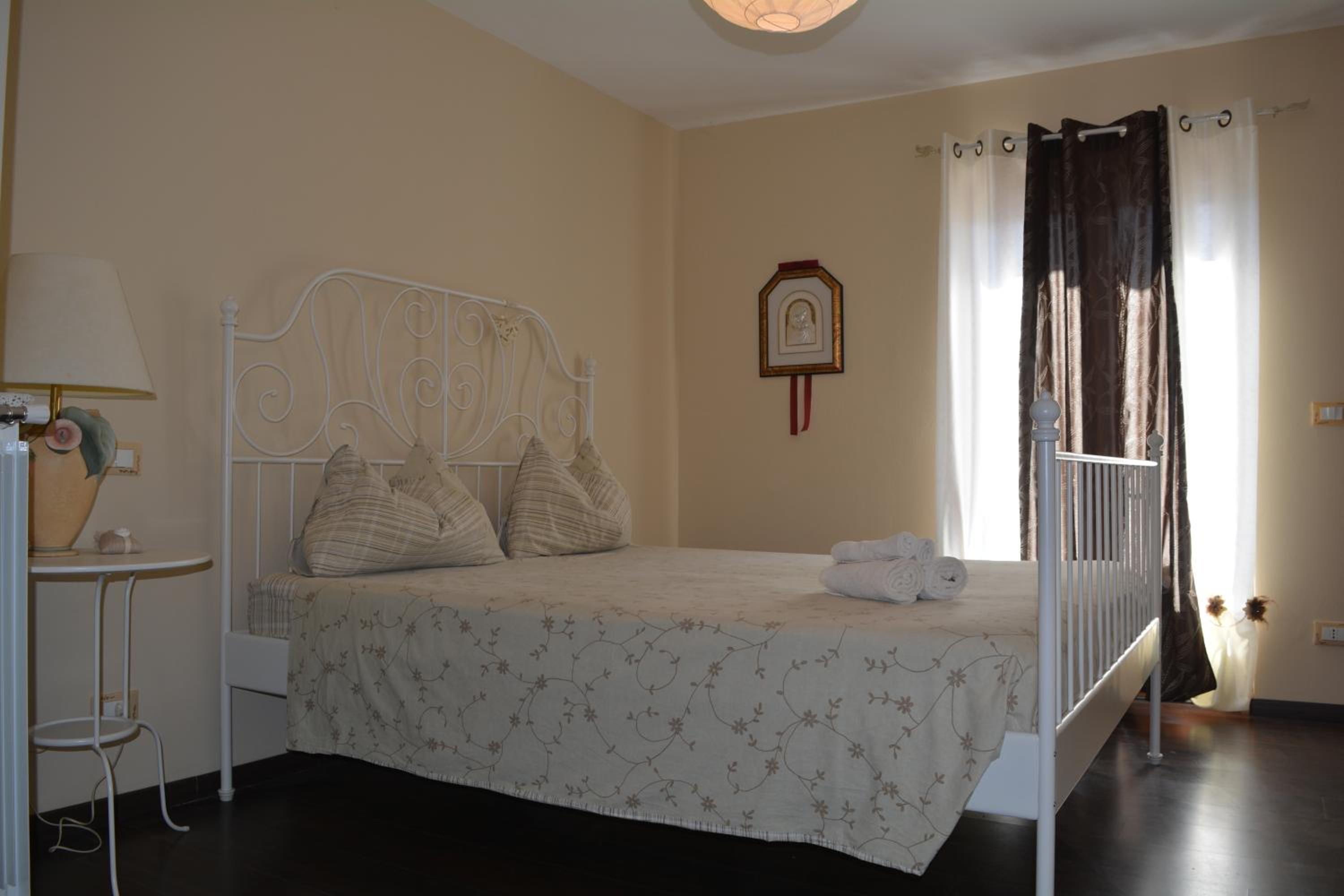 Double Room with Balcony - Photo 3