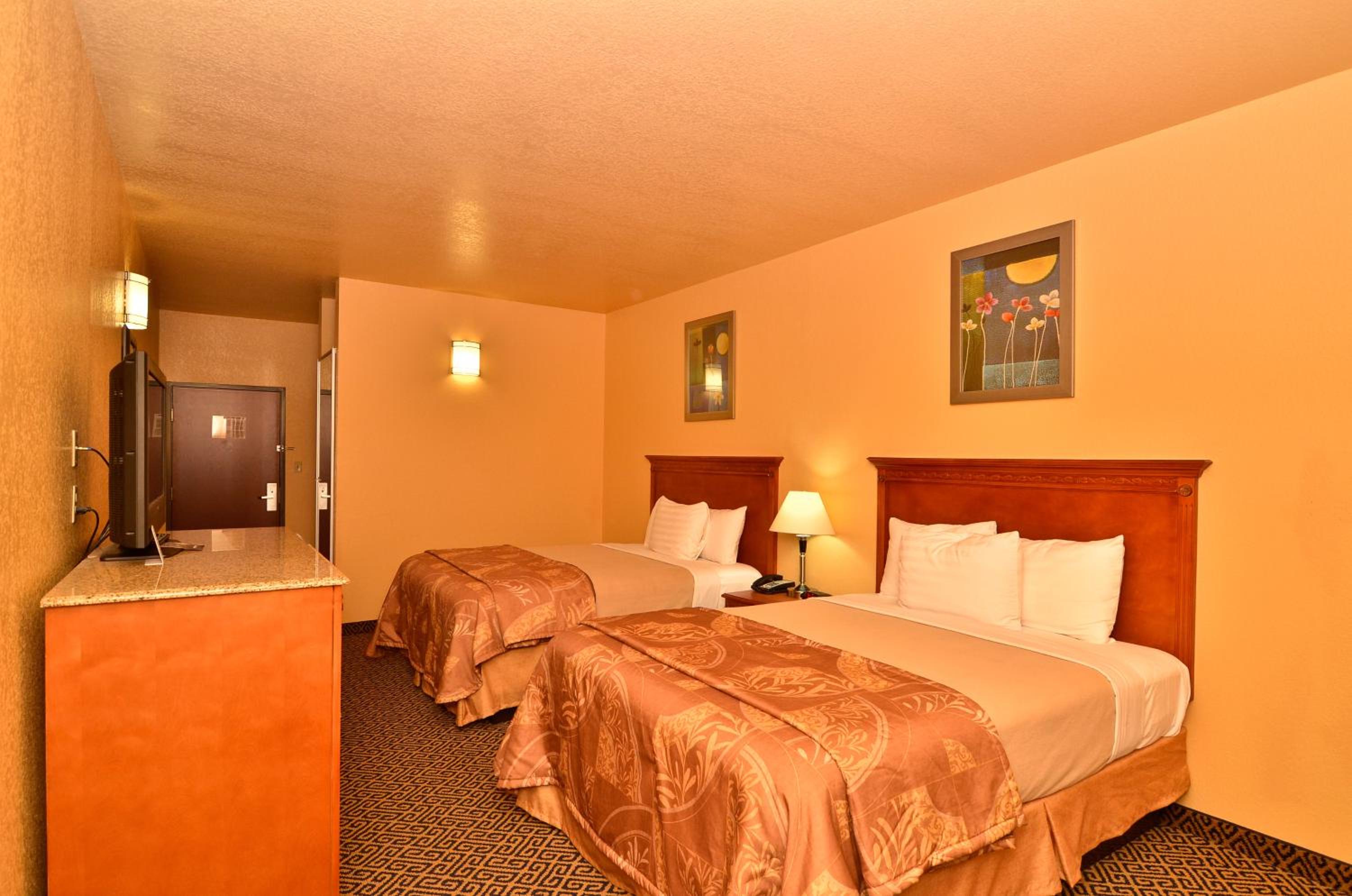 Queen Room with Two Queen Beds photo 3