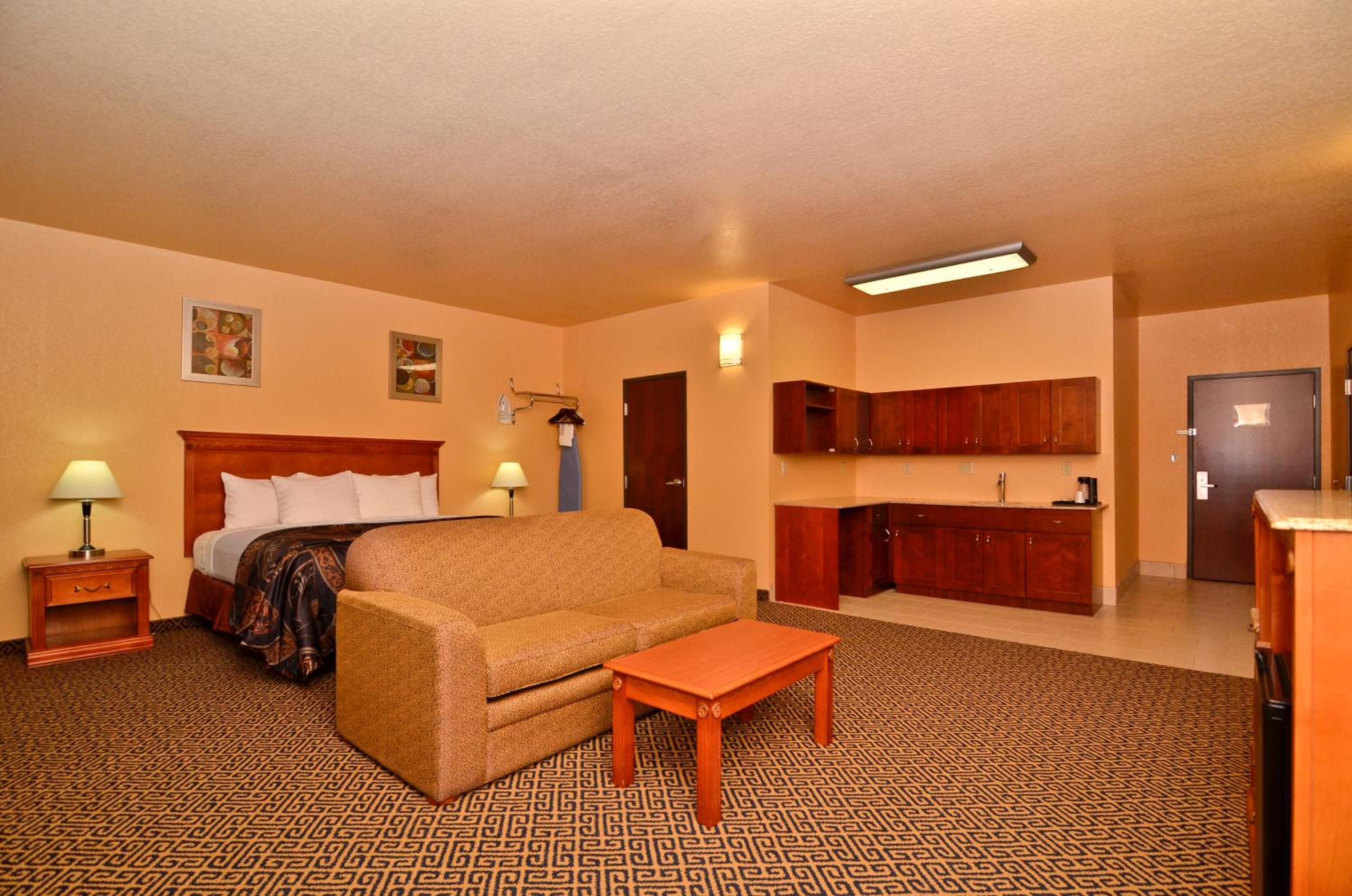 Deluxe King Suite with Sofa Bed photo 1