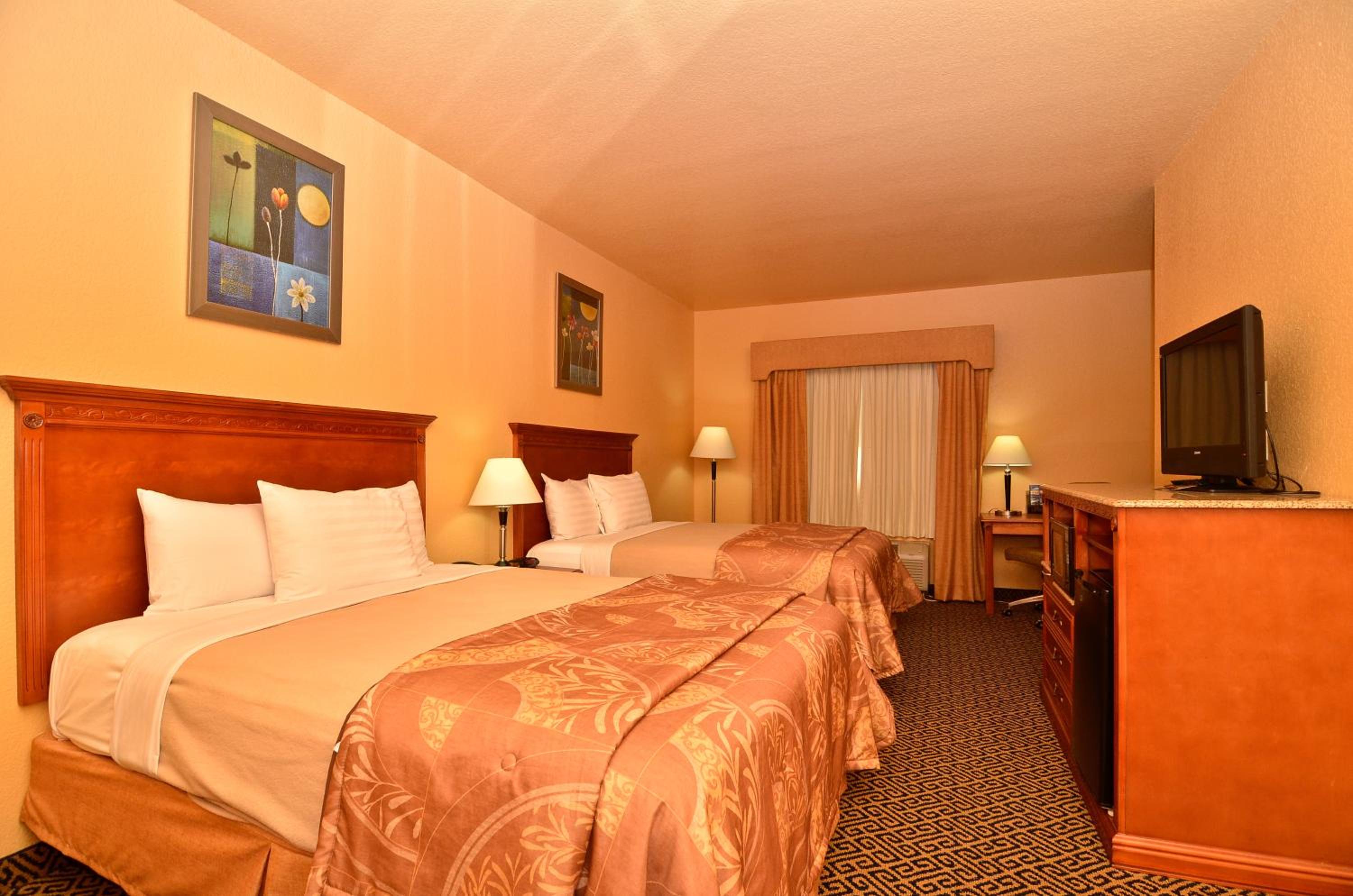 Queen Room with Two Queen Beds photo 1