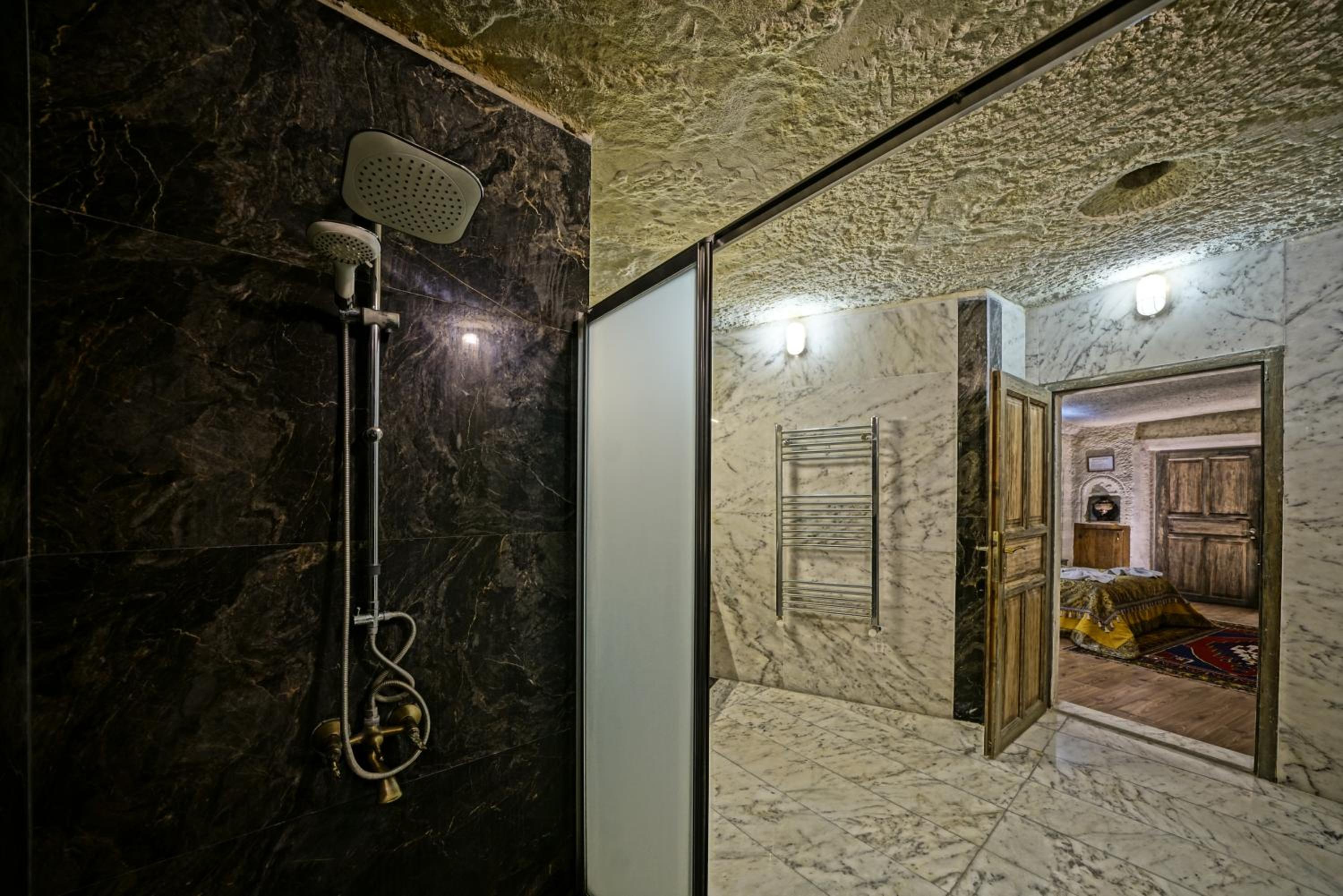 Deluxe Cave Room - Photo 28
