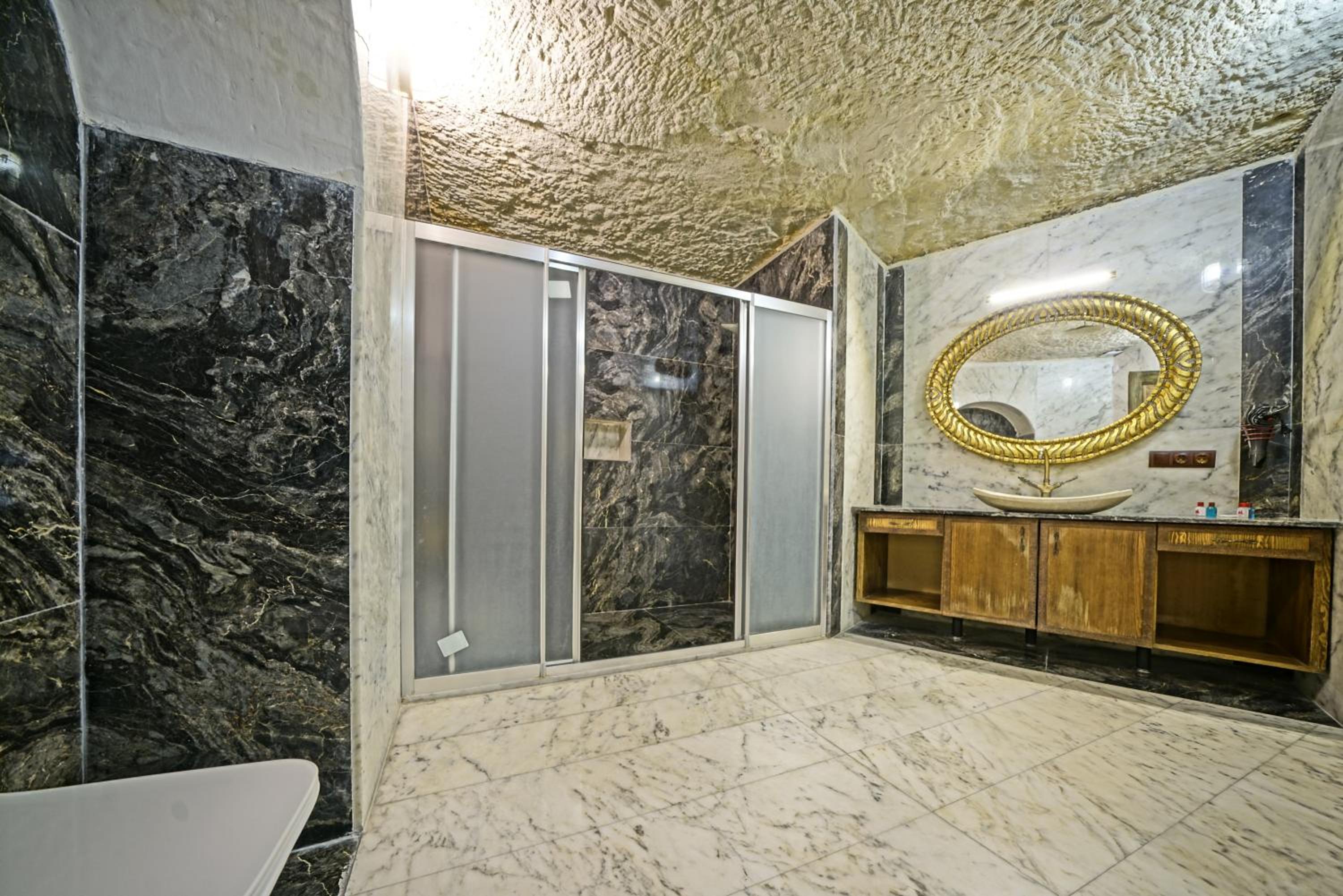 Deluxe Cave Room - Photo 25