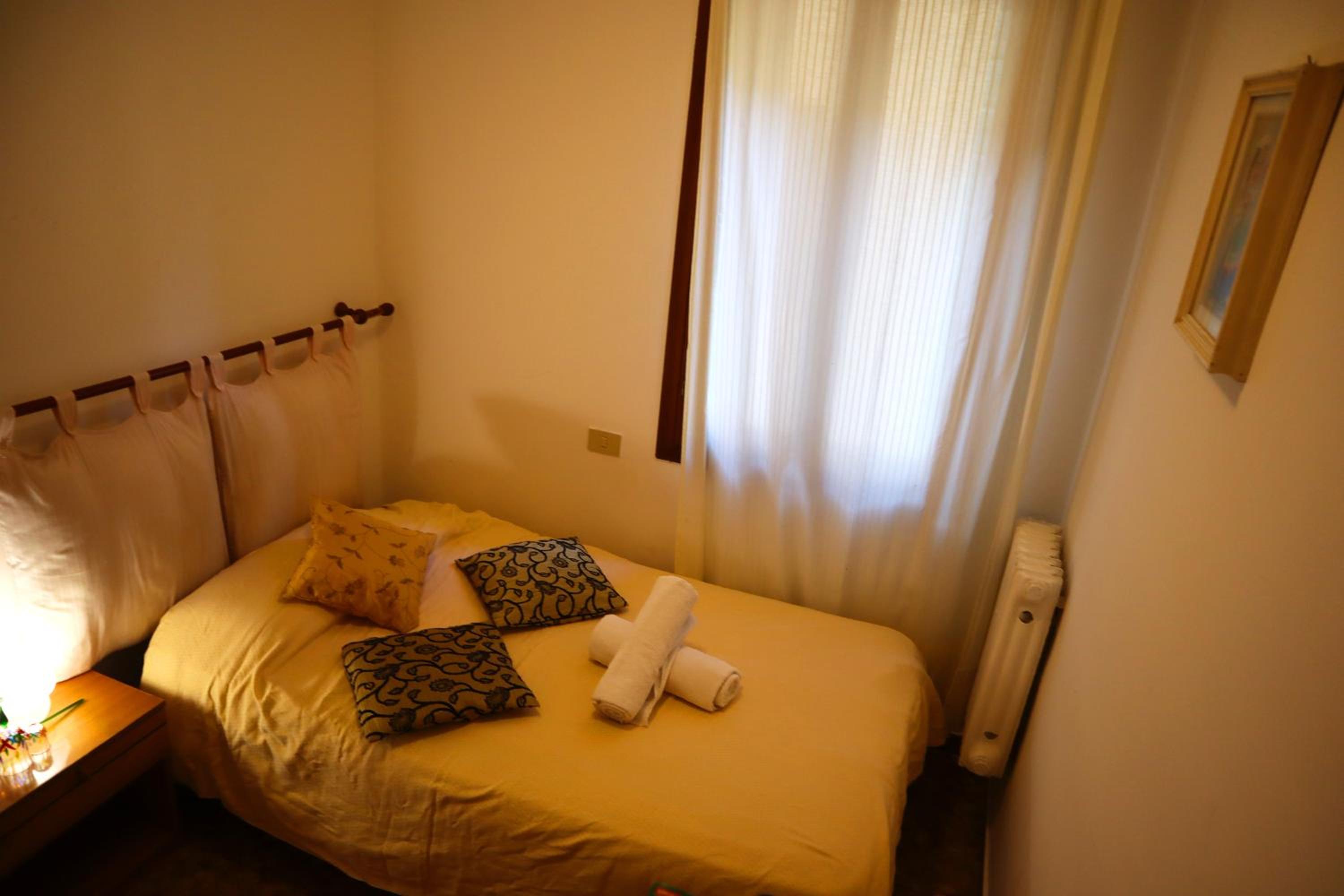 Single Room with Shared Bathroom photo 3