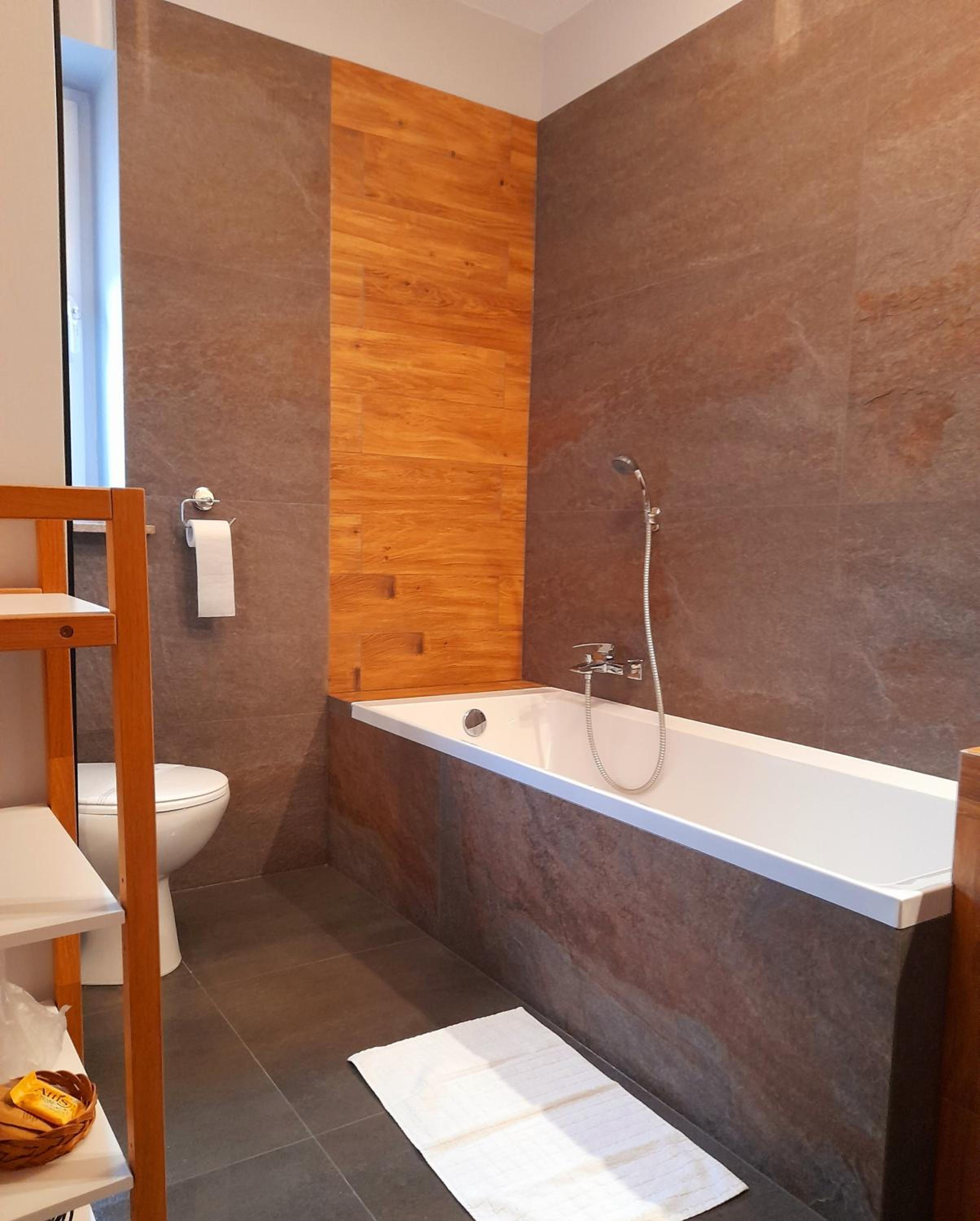 Deluxe Double Room (2 Adults + 1 Child) - Photo 3