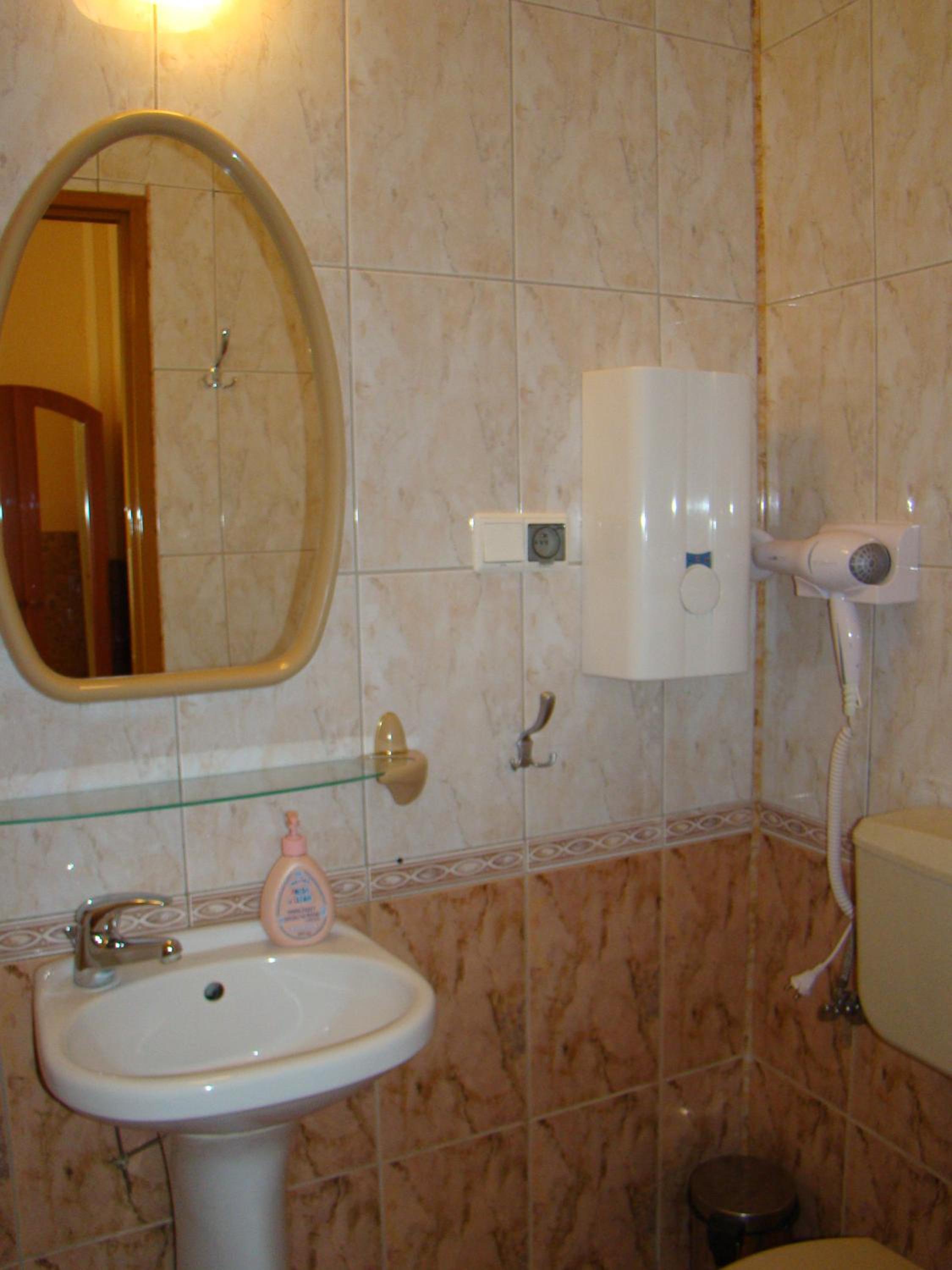 Deluxe Double Room with Private Bathroom - Photo 4