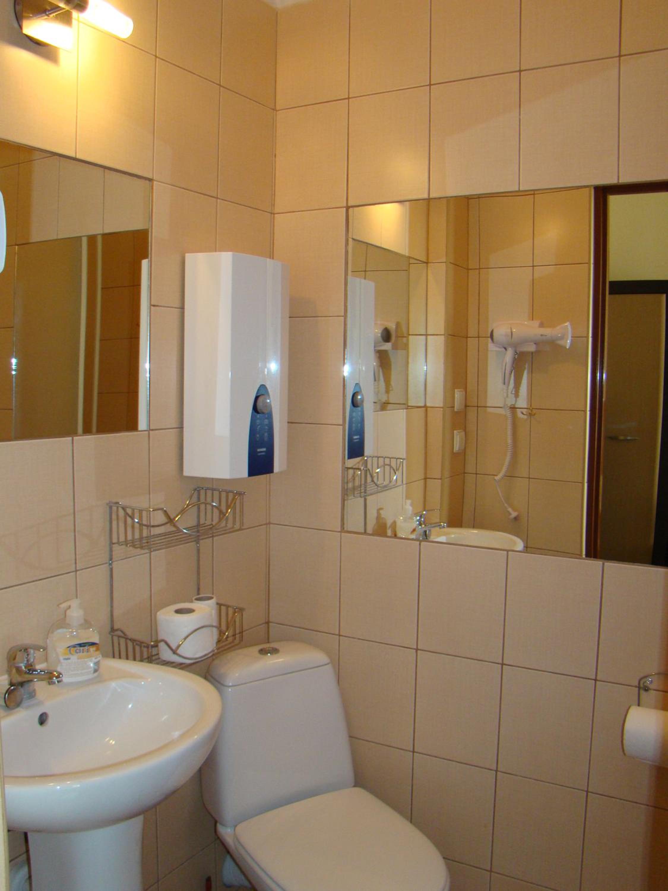 Twin Room with Private Bathroom - Photo 3