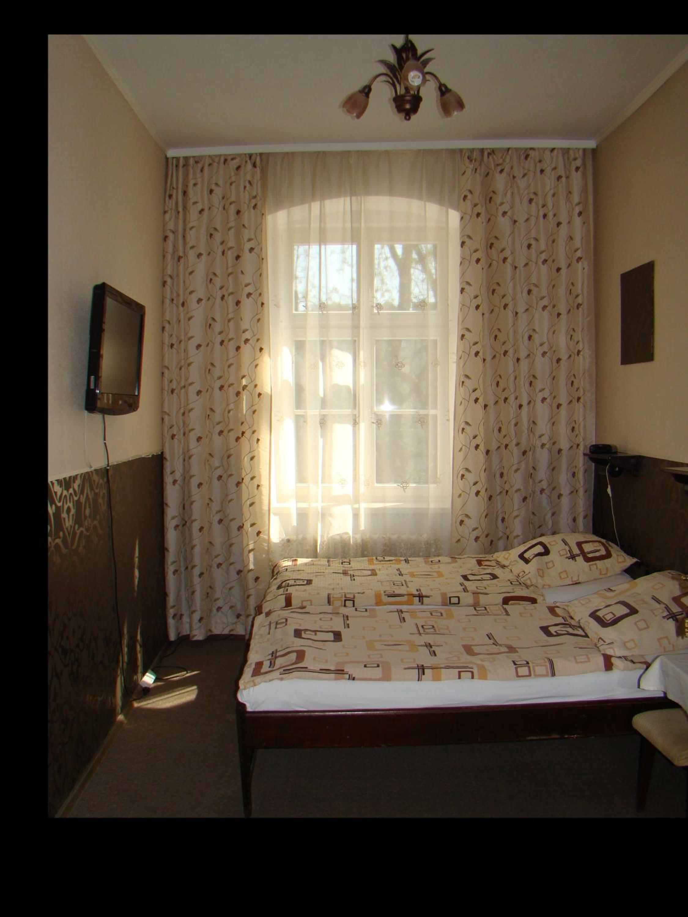 Twin Room with Private Bathroom - Photo 6