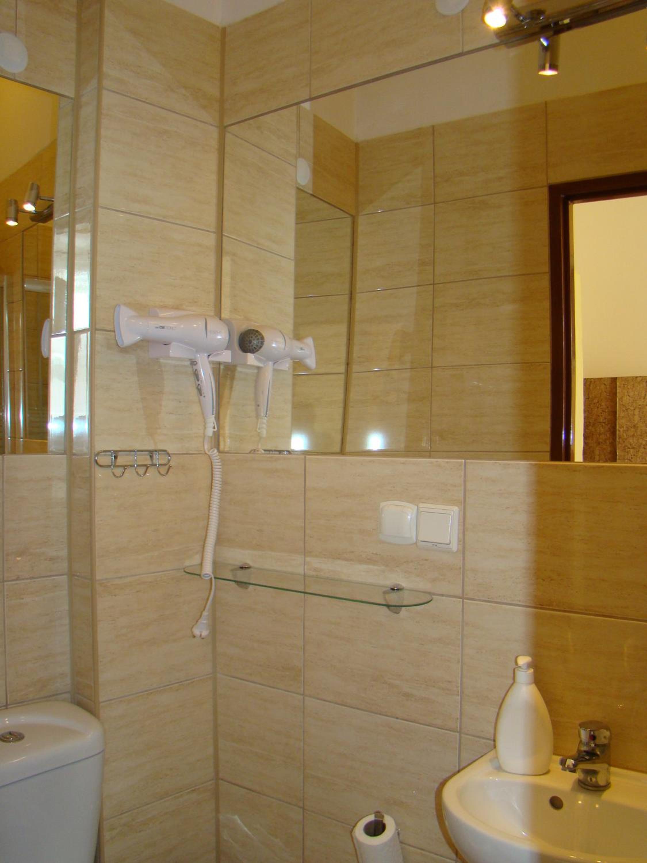 Twin Room with Private Bathroom - Photo 4