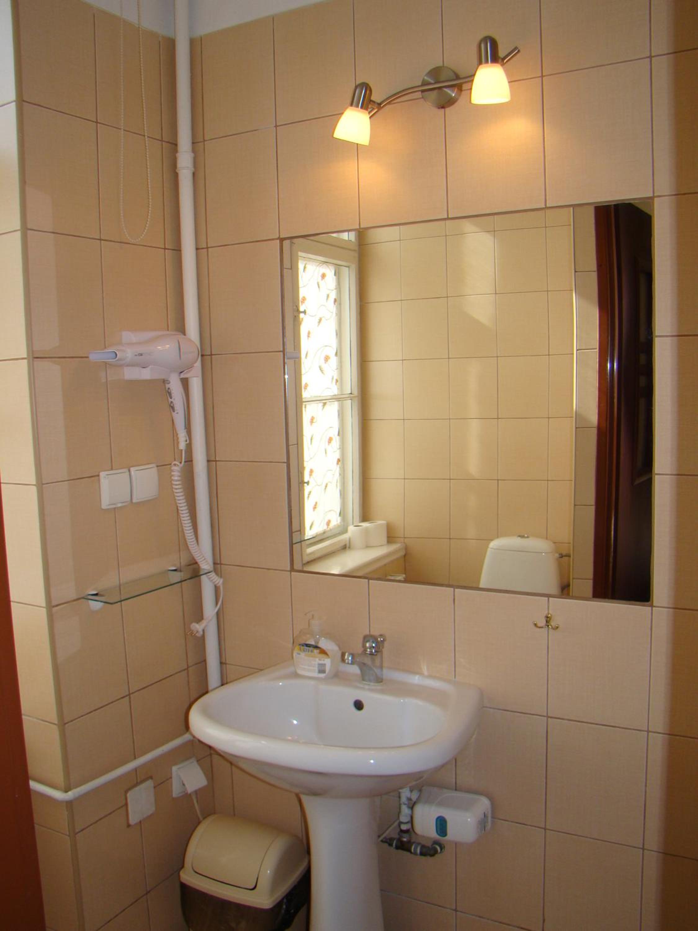 Twin Room with Private Bathroom - Photo 7