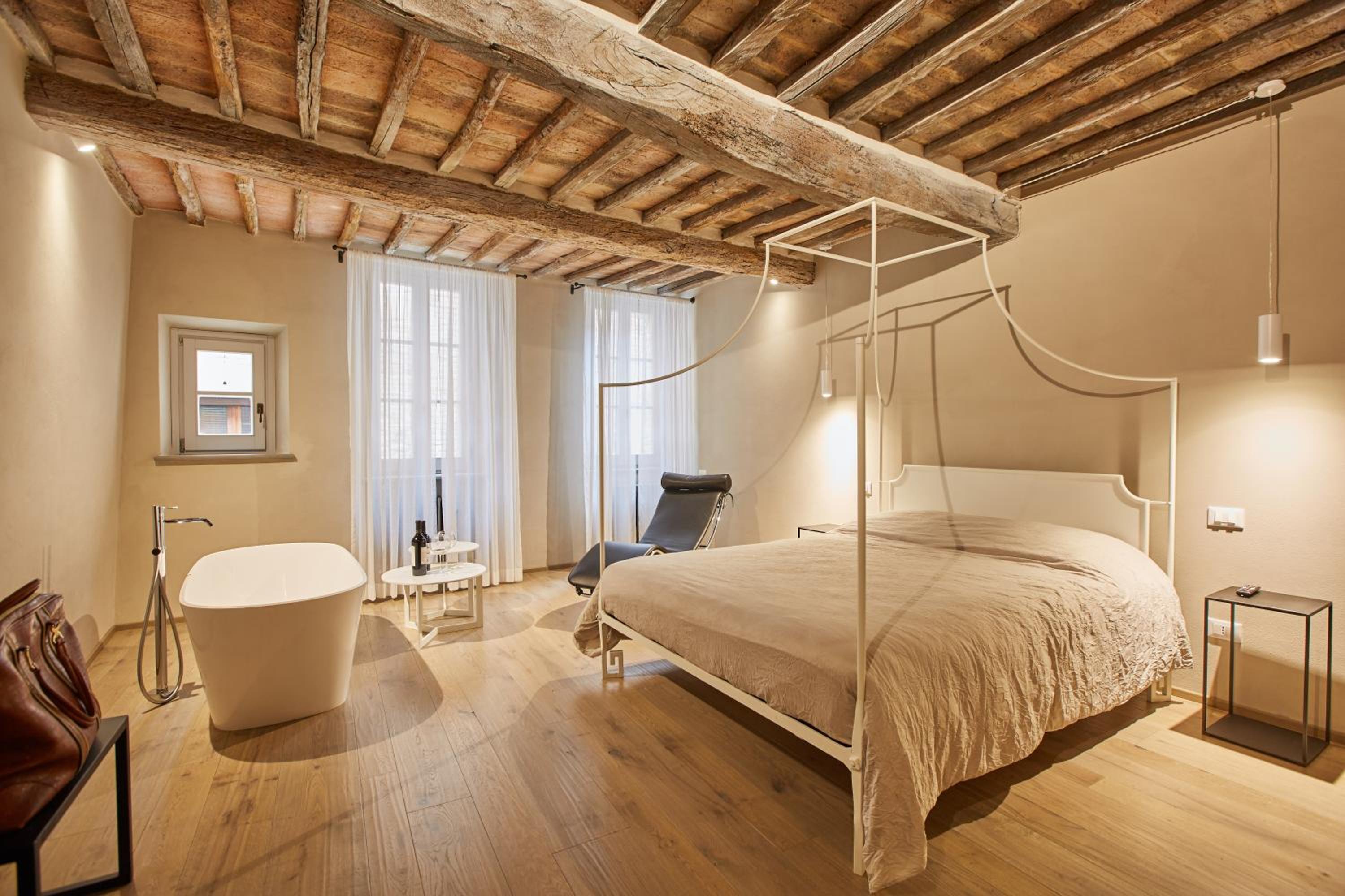 Deluxe Double Room with Bath - Photo 1
