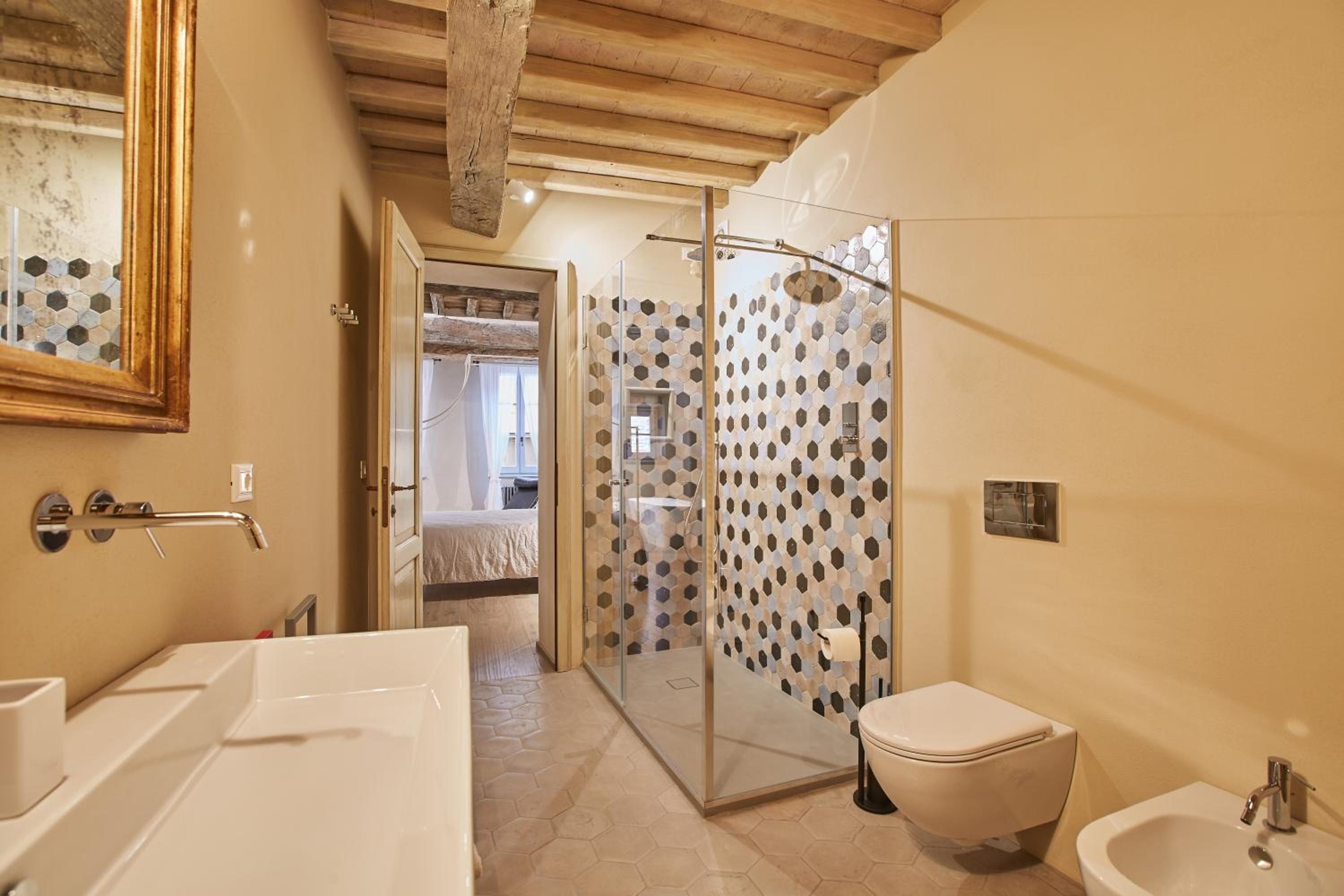 Deluxe Double Room with Bath - Photo 5