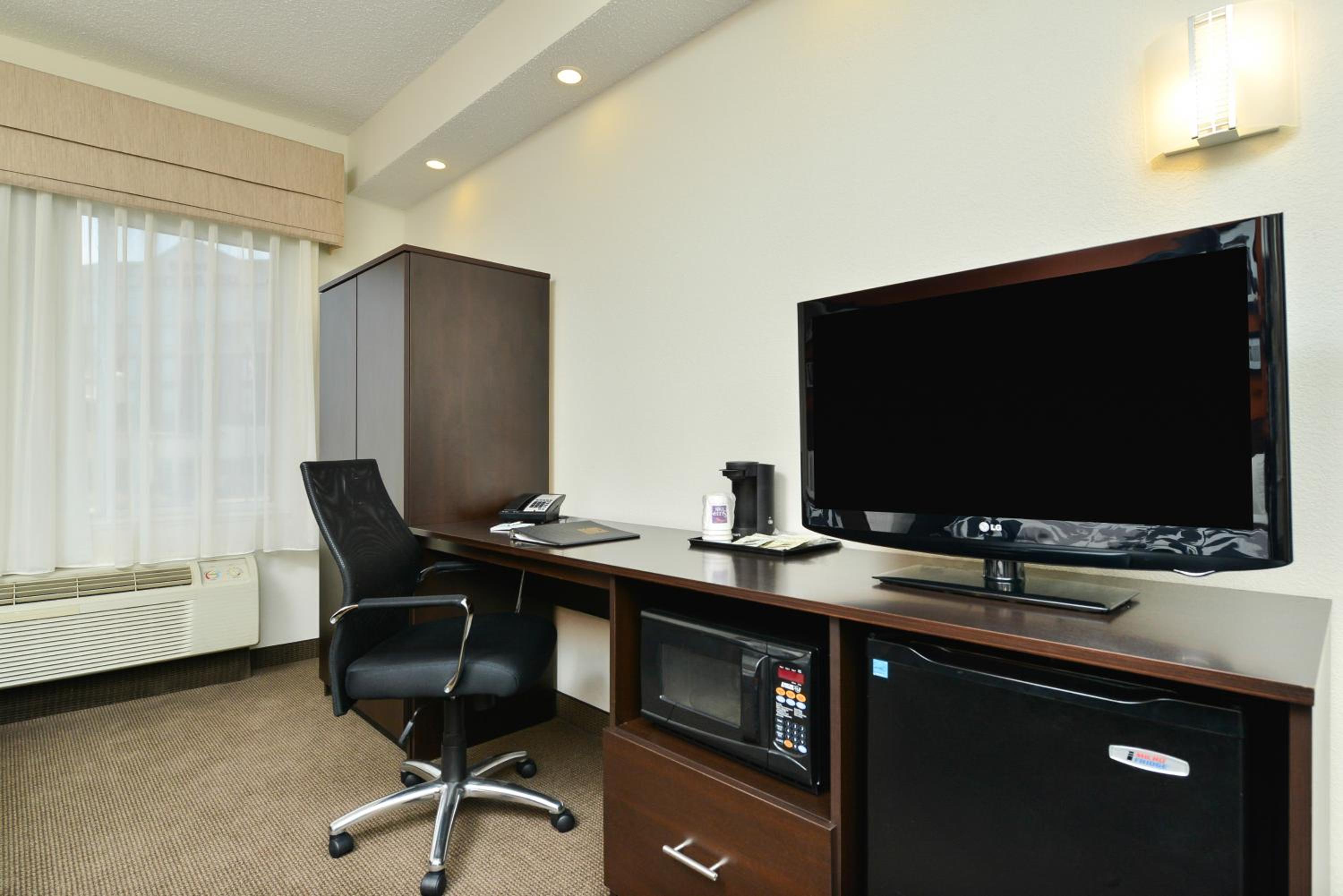 King Room - Non-Smoking - Photo 3