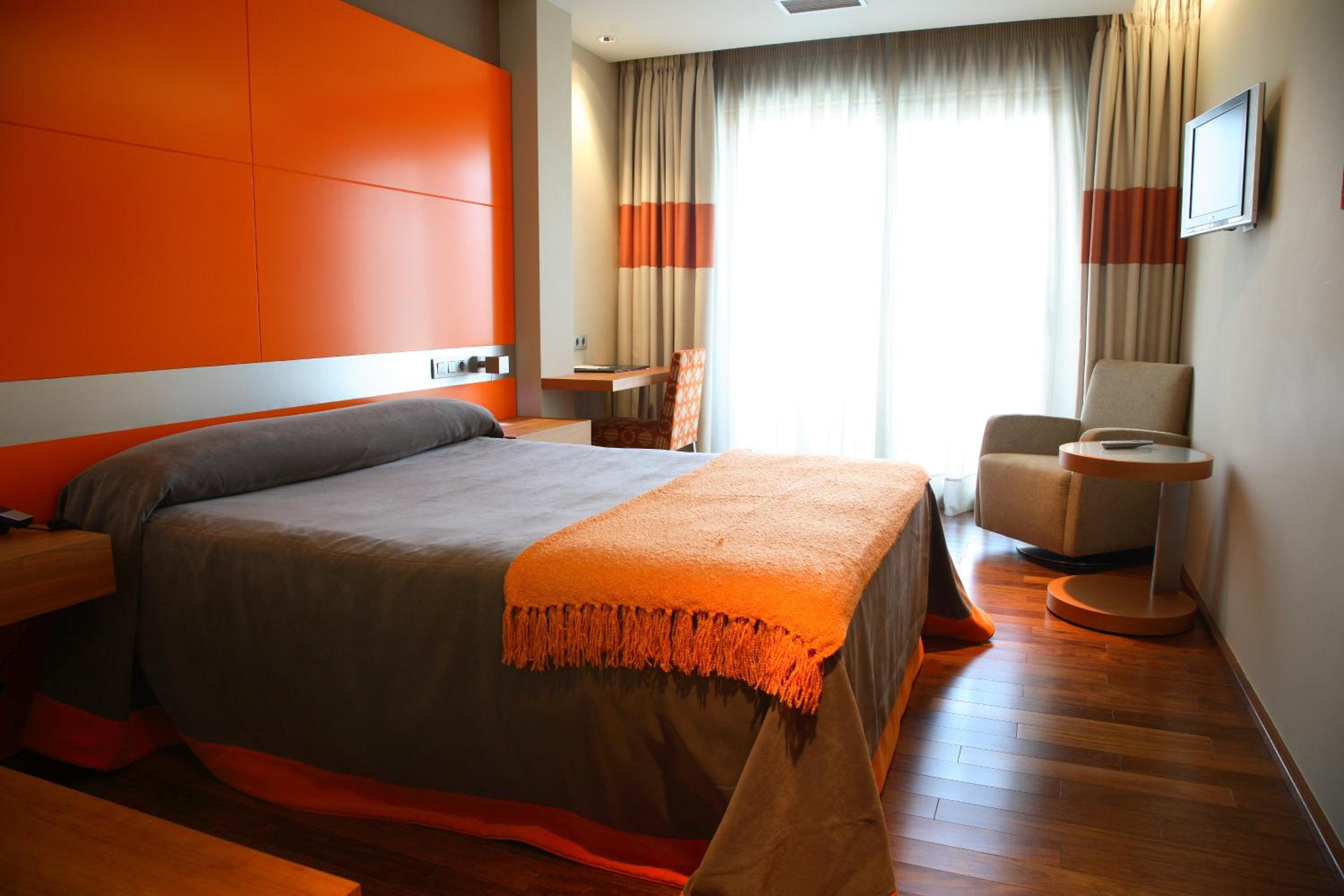 Double or Twin Room with Sea View - Photo 8