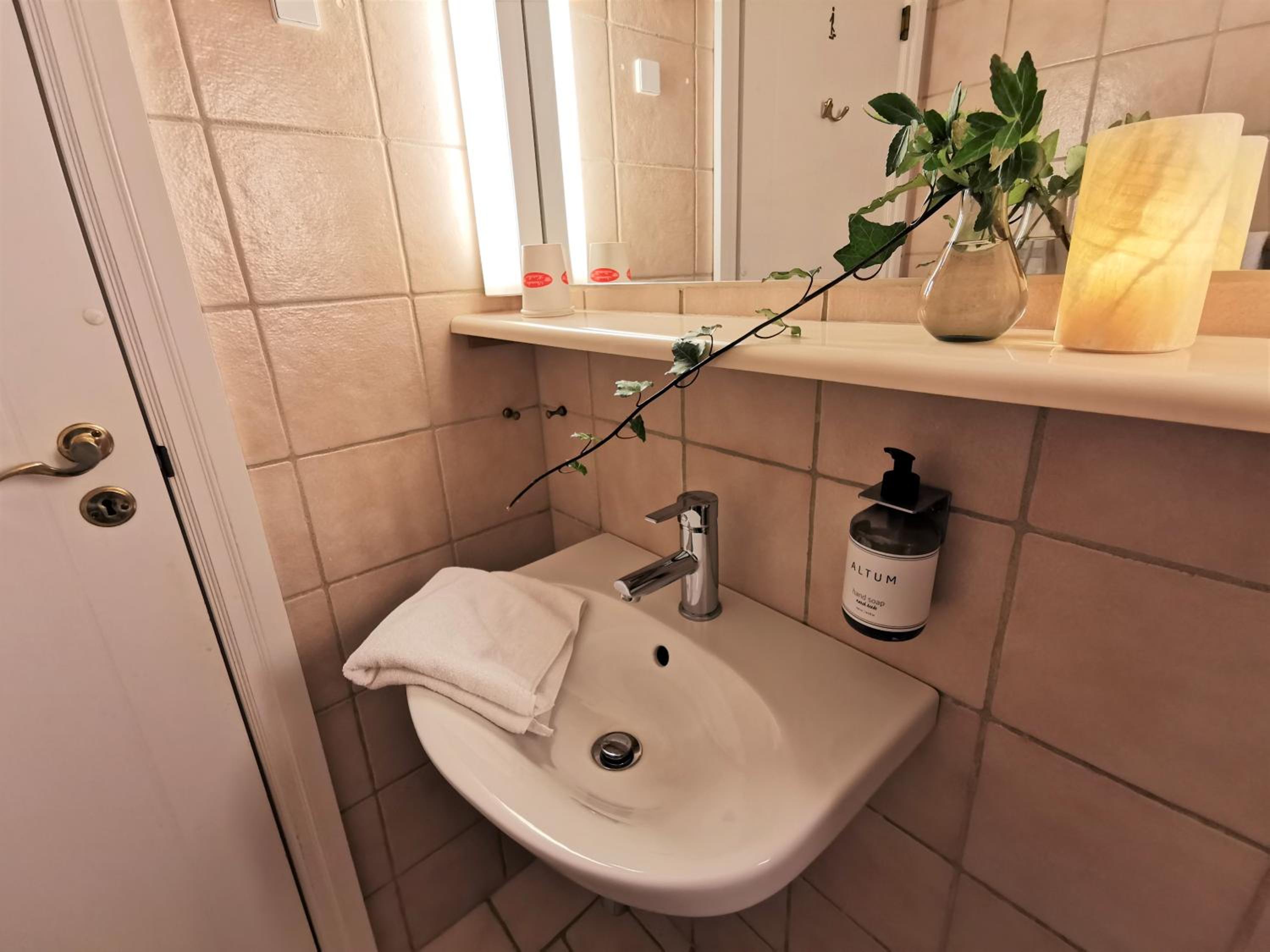 Double or Twin Room with view to pedestrian street of Ribe the  - Photo 7