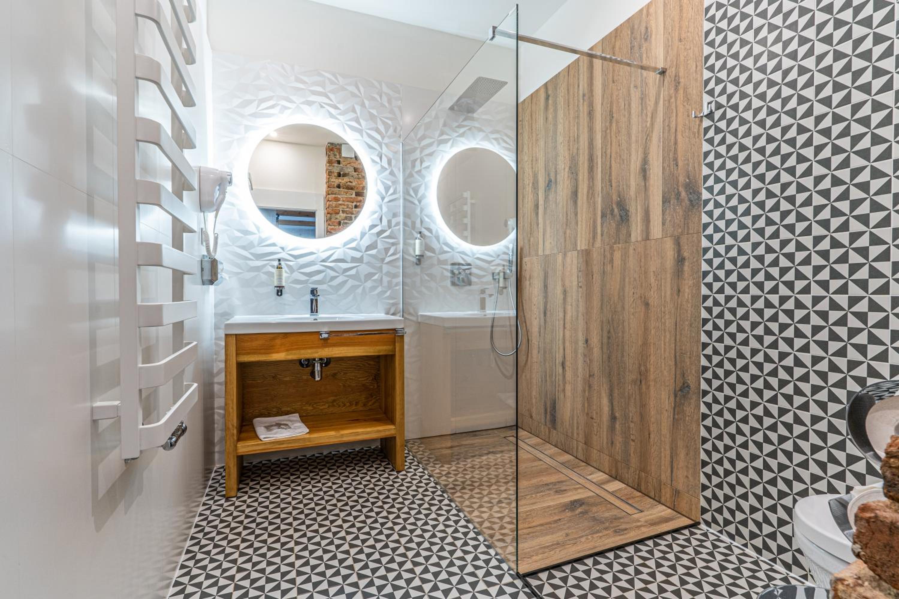 Deluxe Suite - Photo 6