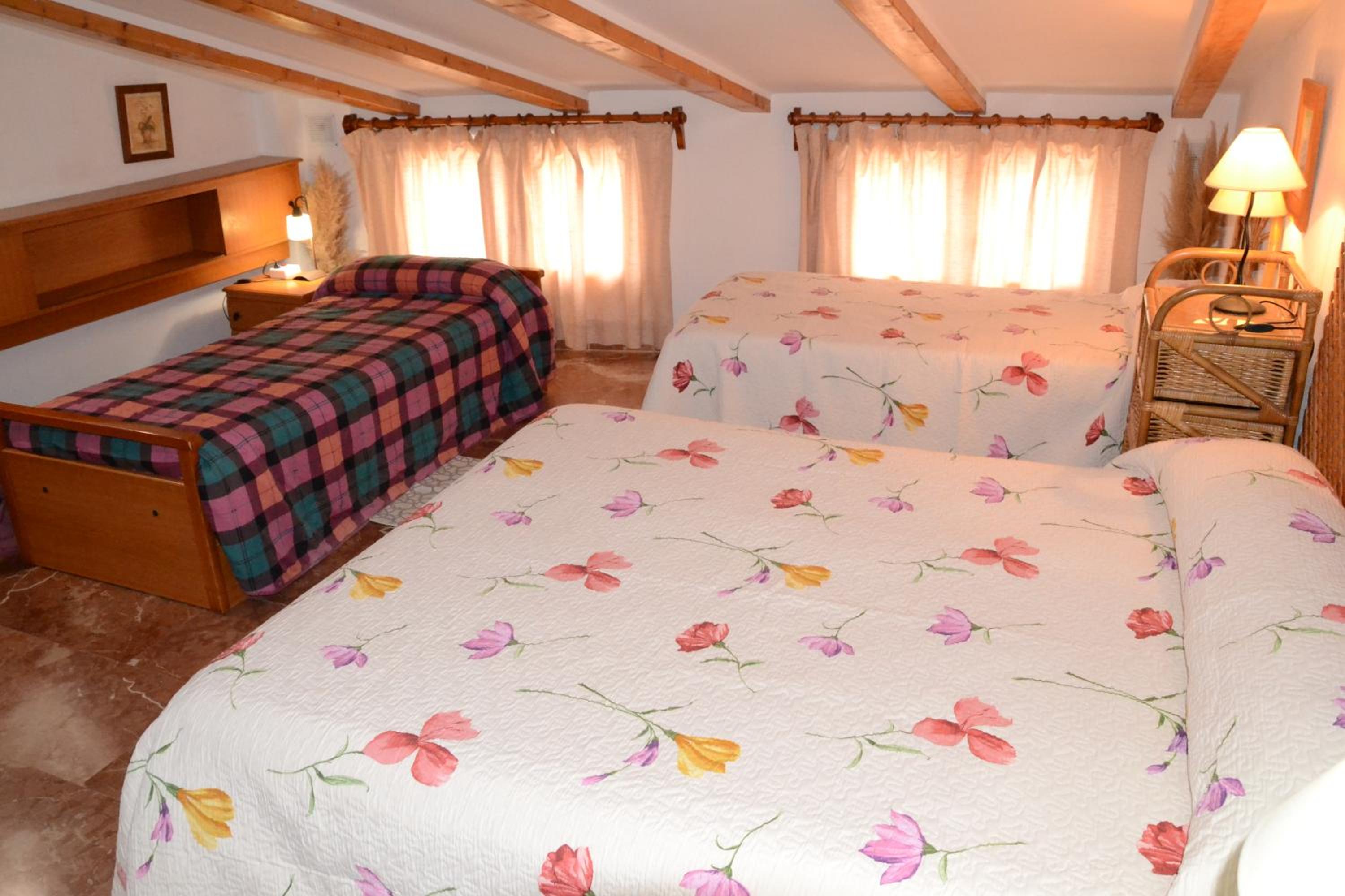 Five-Bedroom House photo 2