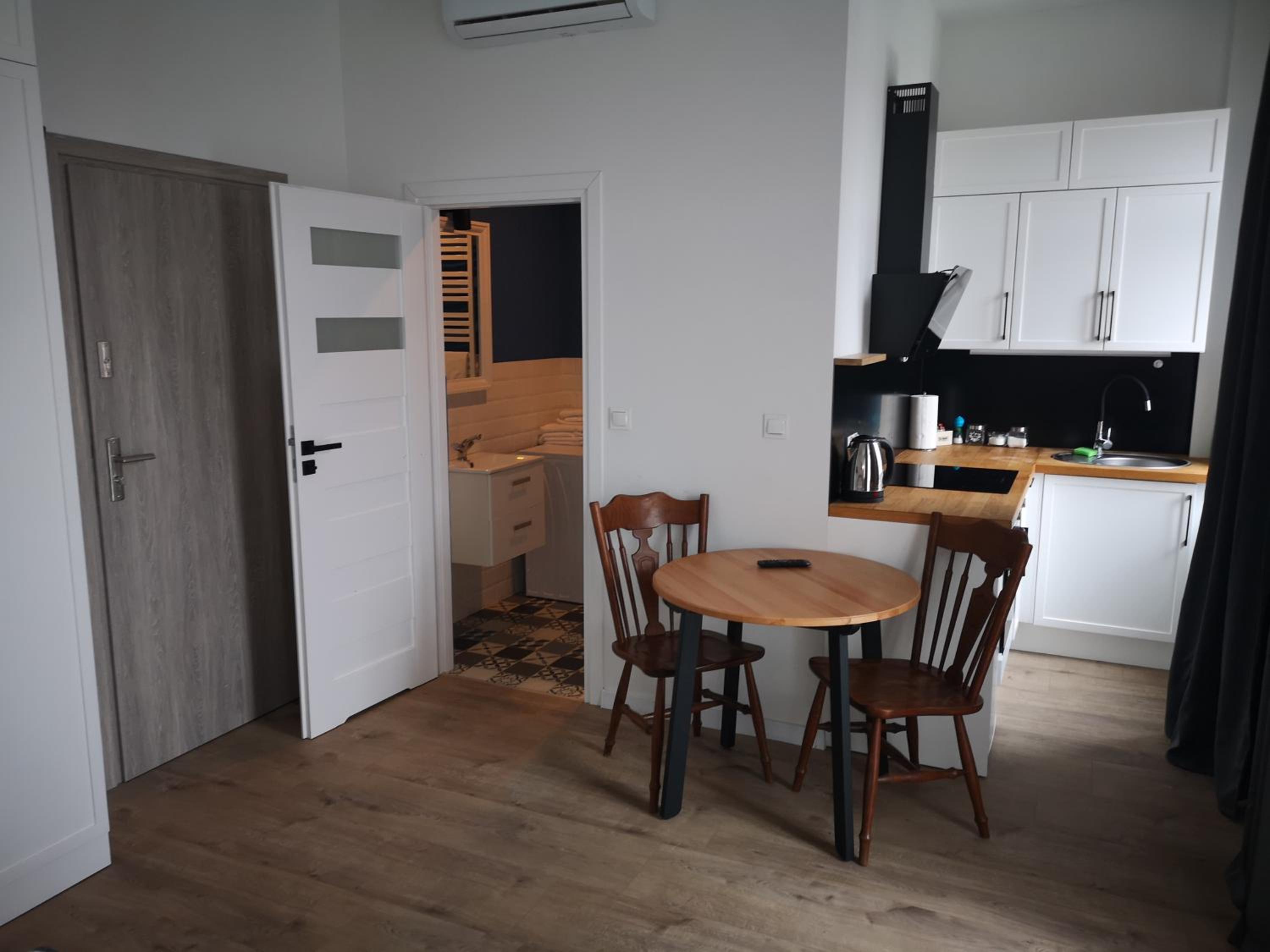 Studio Apartment - Photo 4