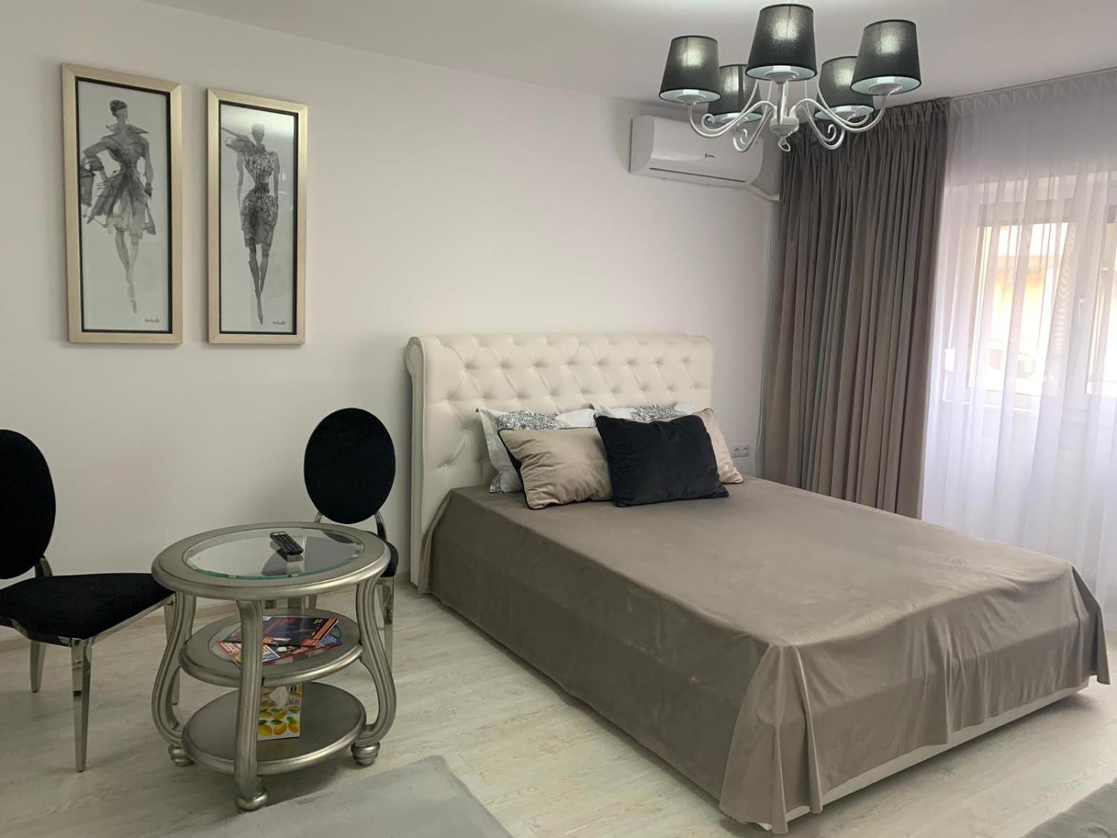 One-Bedroom Apartment - Photo 1