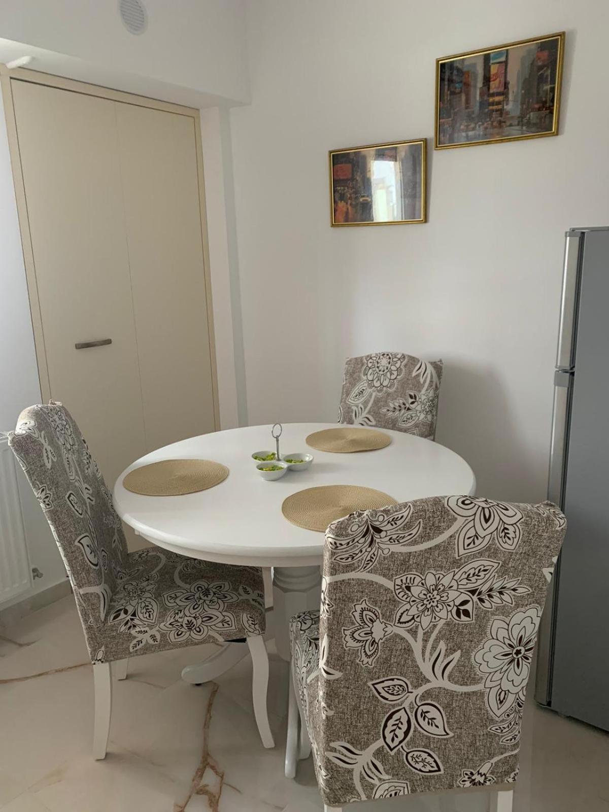 One-Bedroom Apartment - Photo 2