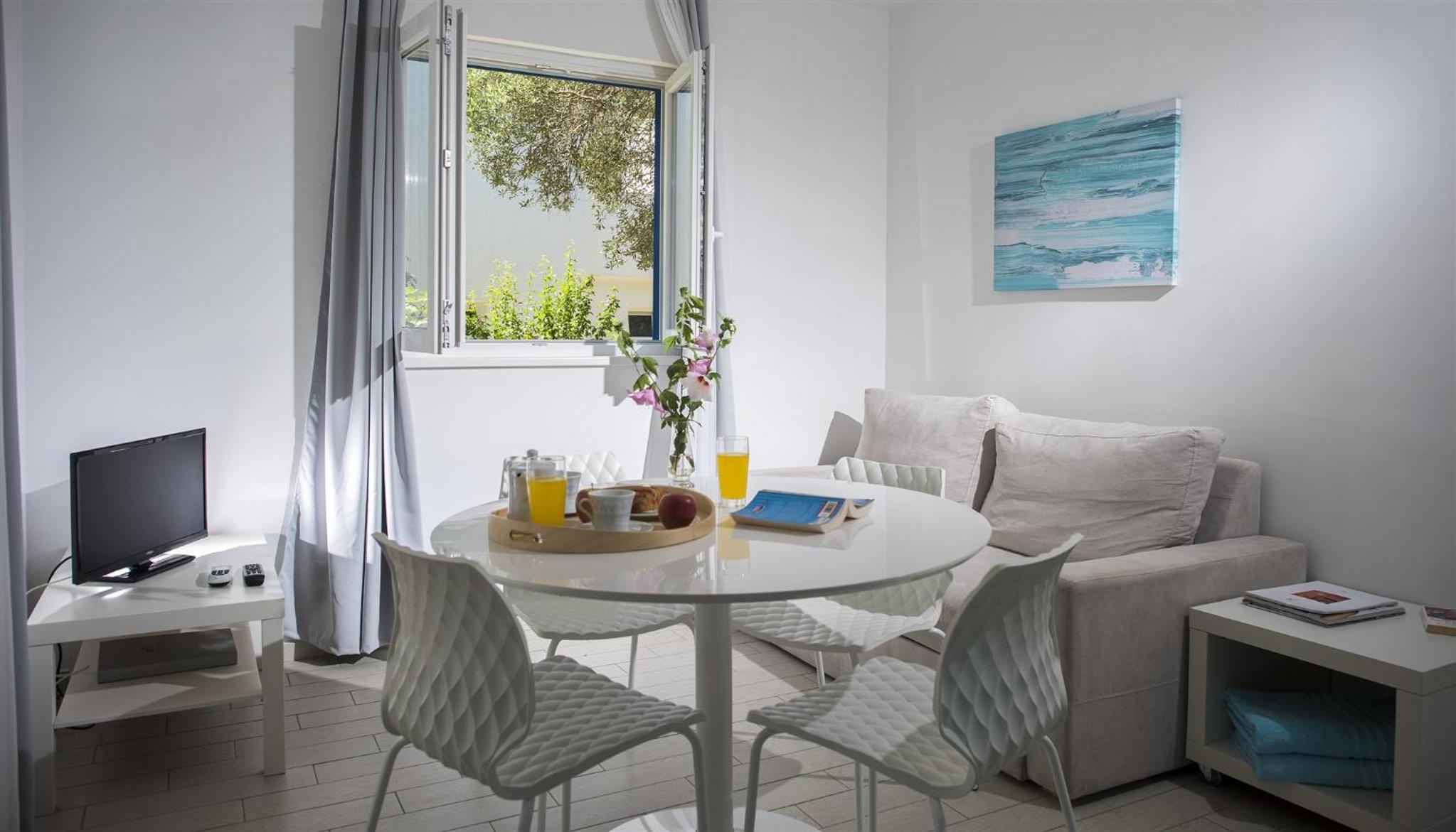 One-Bedroom Apartment with Balcony photo 2