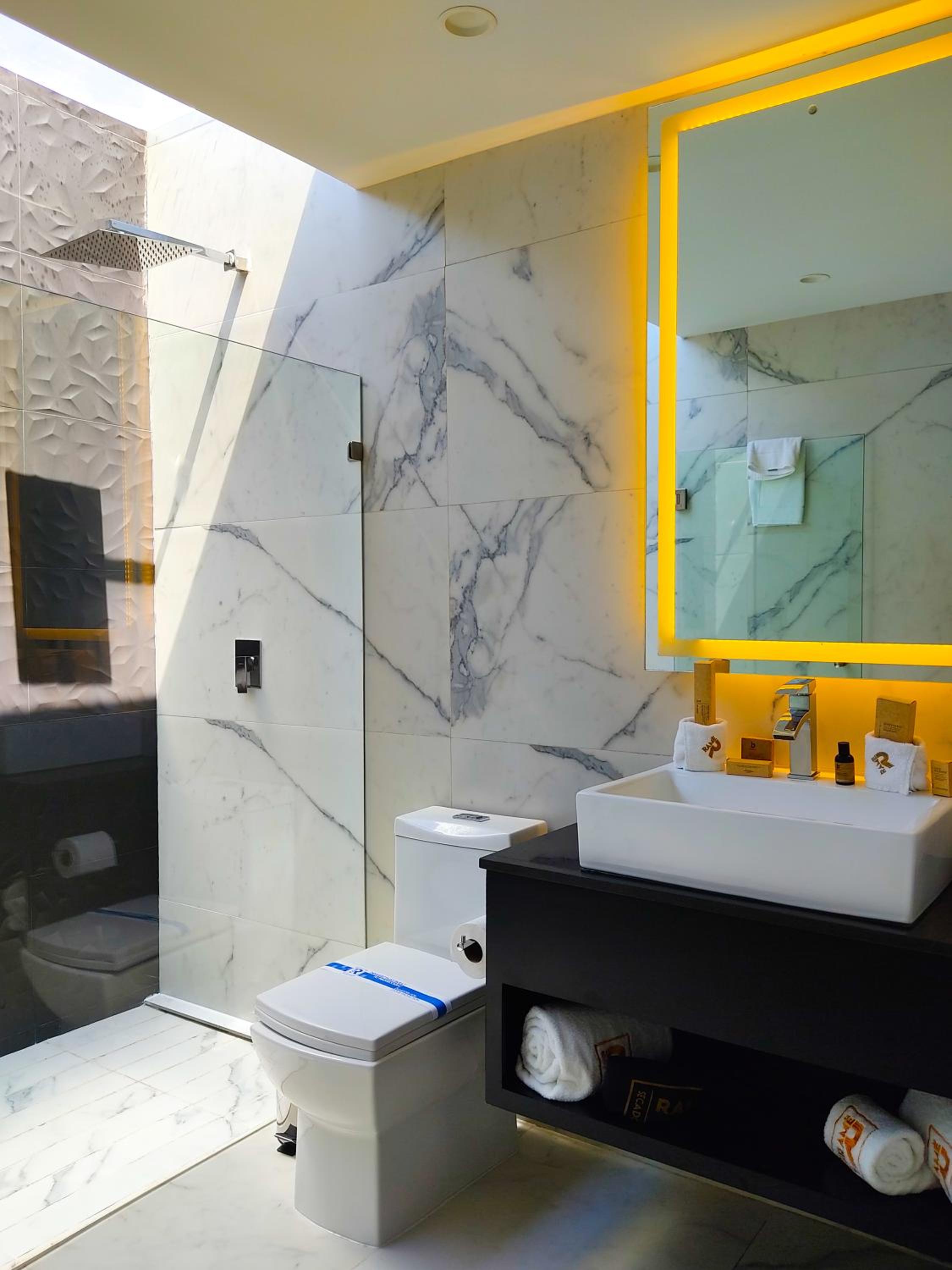Deluxe Queen Suite - Photo 3