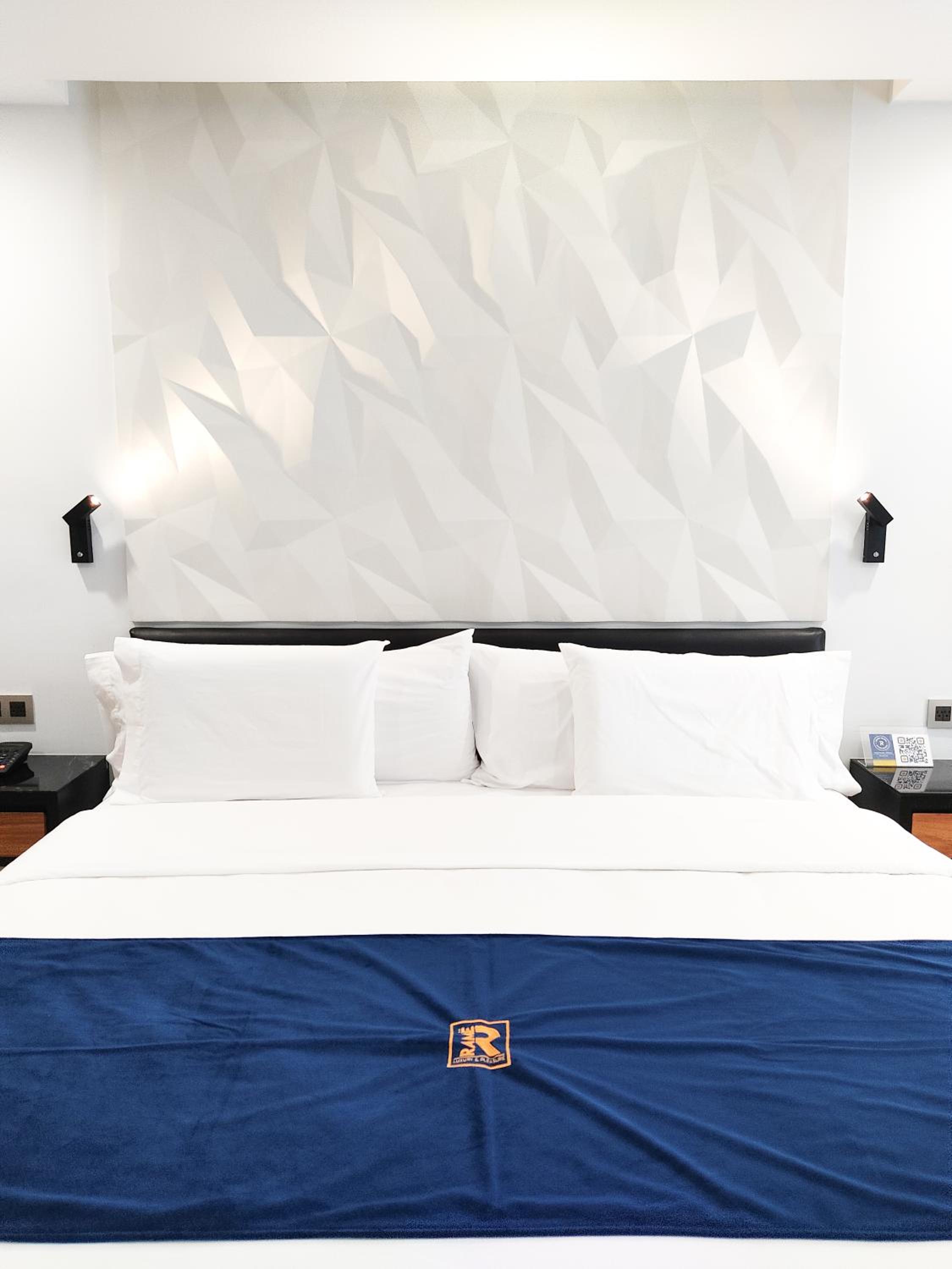 Deluxe Queen Suite